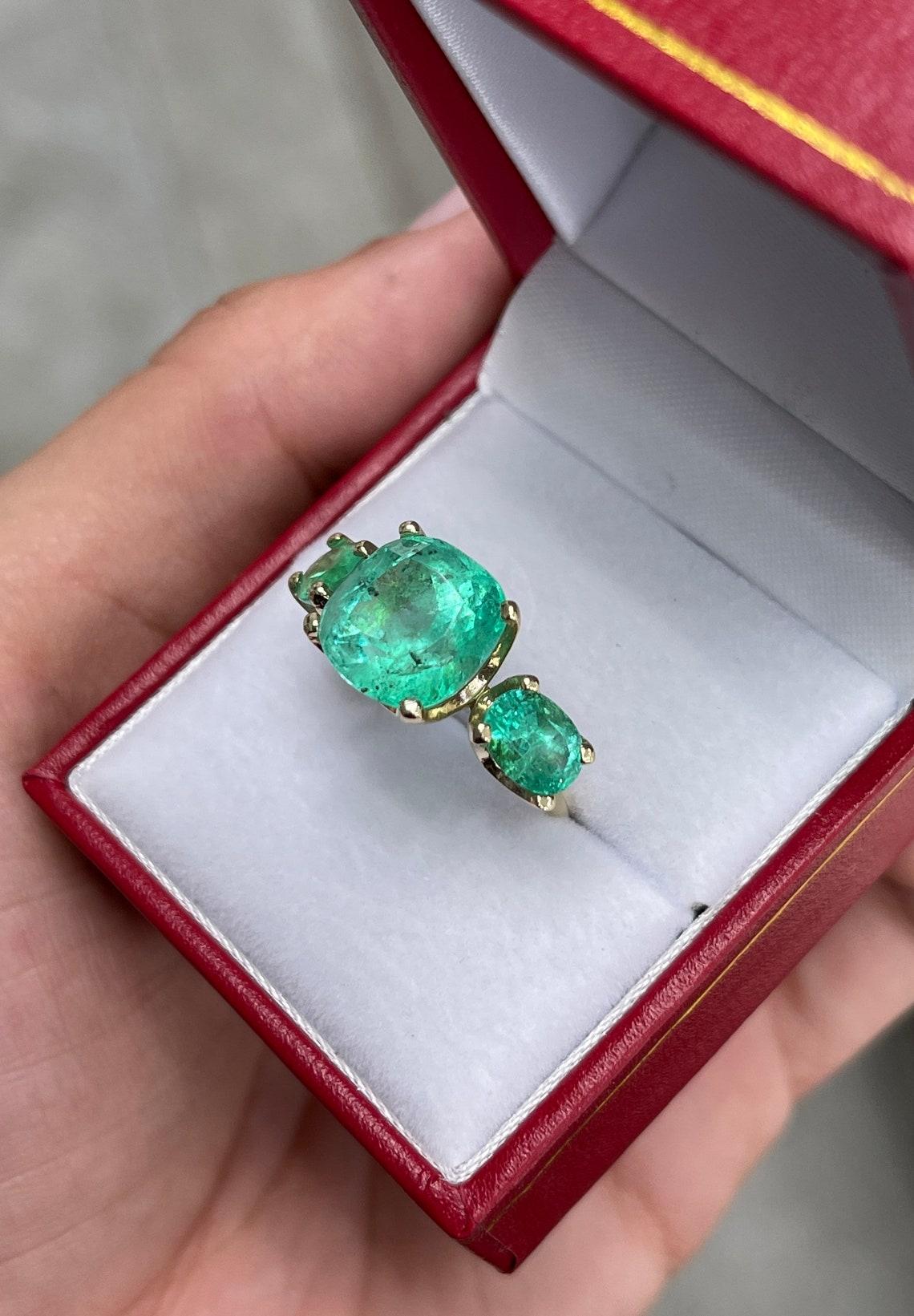 8.90tcw 14K Three Stone Emerald Cushion & Oval Cut Gold Ring In New Condition For Sale In Jupiter, FL
