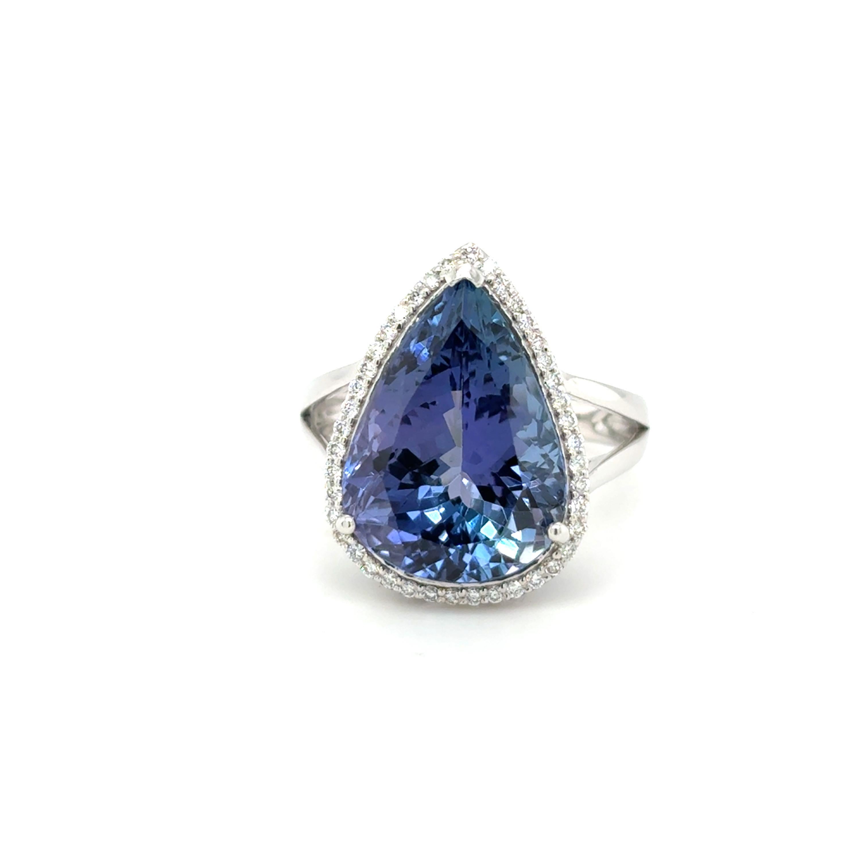 Ring mit 8,91 Karat Tansanit im Birnenschliff, umgeben von einem zarten Halo aus funkelnden weißen Diamanten mit 0,21 Karat. Der bezaubernde violettblaue Edelstein wird in einer fein ausgearbeiteten Fassung mit einer verschlungenen Untergalerie