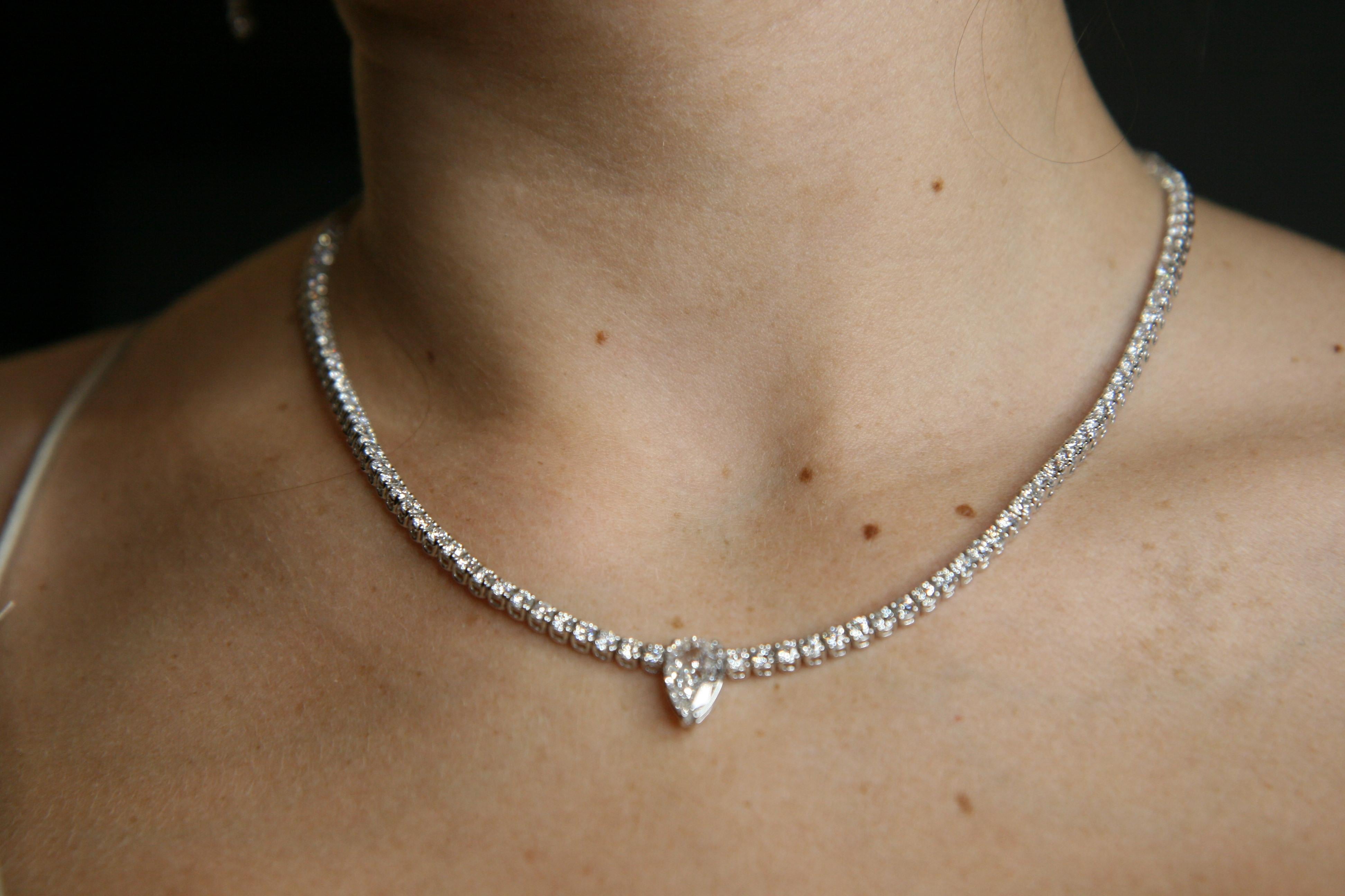 Contemporary 8.91 Carat VS G White Gold Tennis Necklace with Central  Diamond Carat 1, 71 For Sale