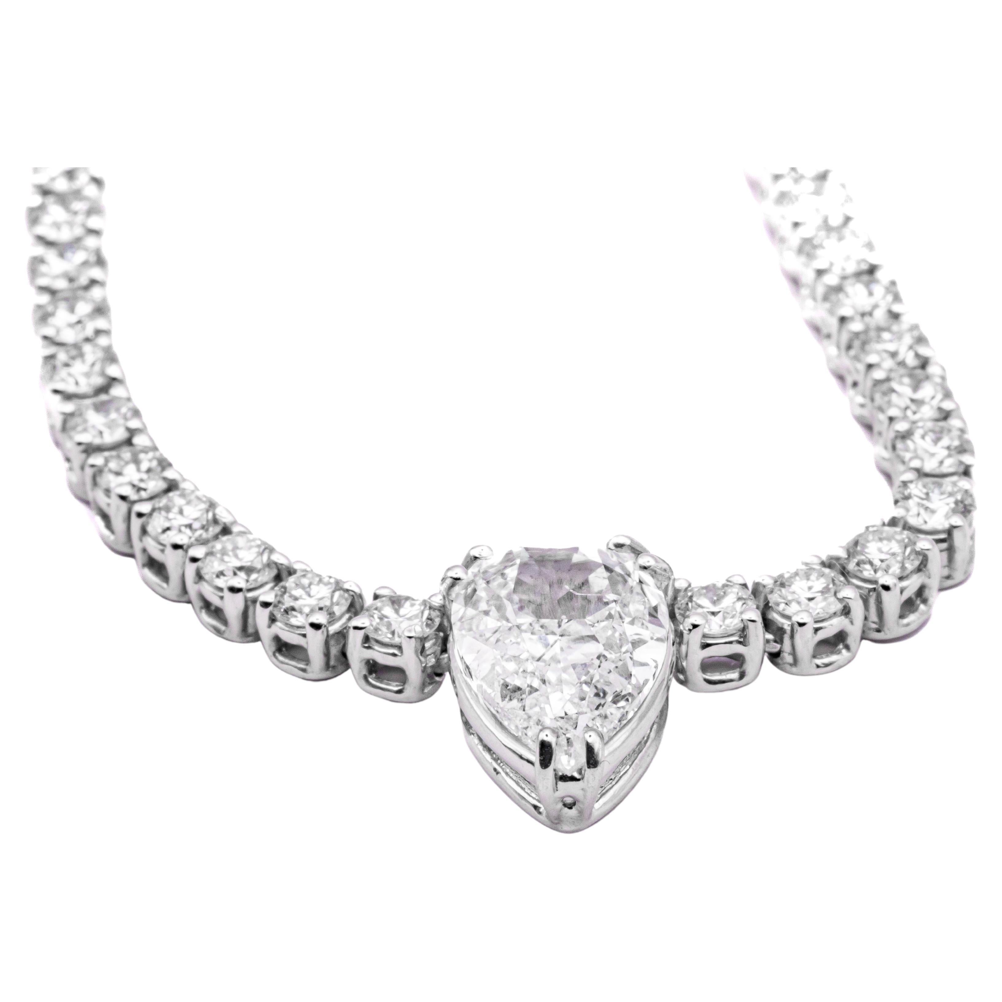 8.91 Carat VS G White Gold Tennis Necklace with Central  Diamond Carat 1, 71 For Sale
