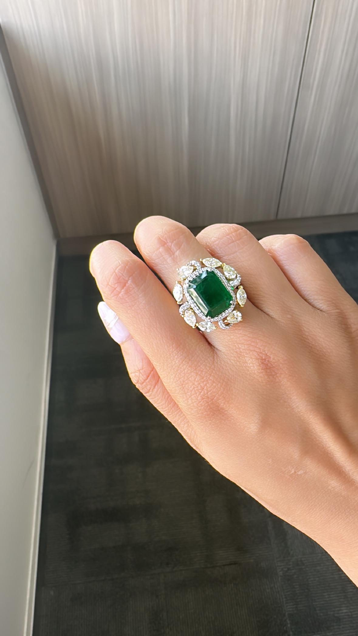 Moderne Bague de fiançailles cocktail en émeraude naturelle de Zambie et diamants jaunes de 8,92 carats en vente