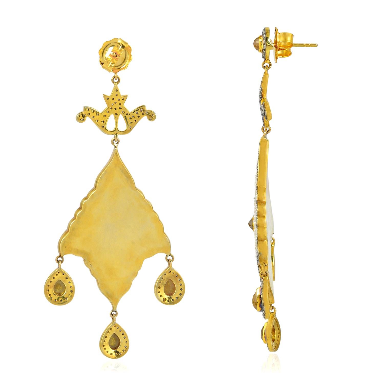 Questi orecchini di perle sono stati realizzati con cura e meticolosità con  Oro 18 carati e argento sterling.  È incastonato a mano con 8,93 carati di perle e 6,22 carati di diamanti.

SEGUI  Visita la vetrina di Meghna Jewels per vedere l'ultima
