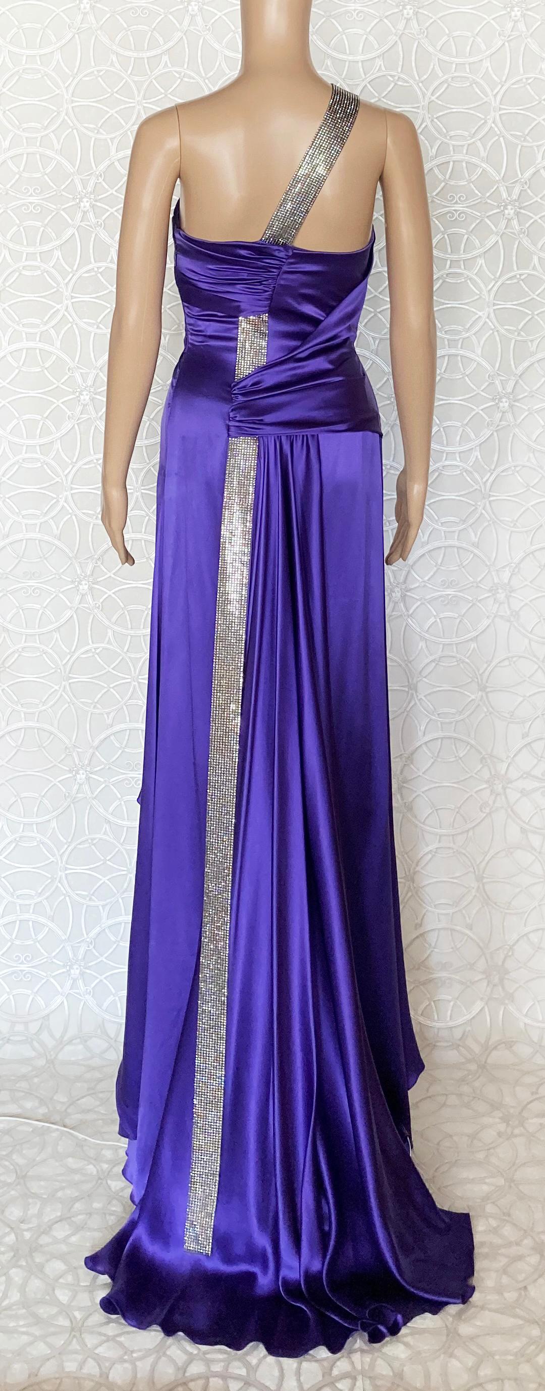 Versace - Robe longue 100 % soie, ornée de cristaux violets, 38 - 2, état neuf, 8 935 $ en vente 4