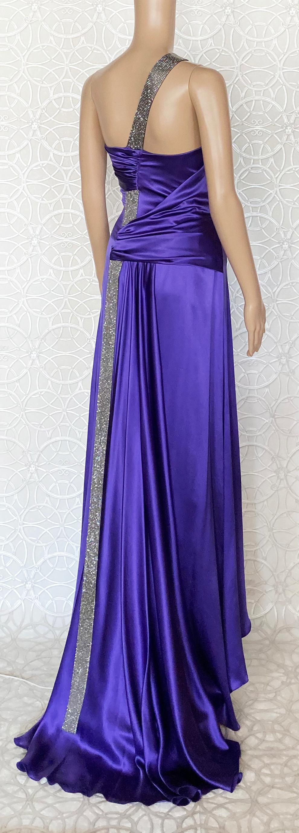 Versace - Robe longue 100 % soie, ornée de cristaux violets, 38 - 2, état neuf, 8 935 $ en vente 5