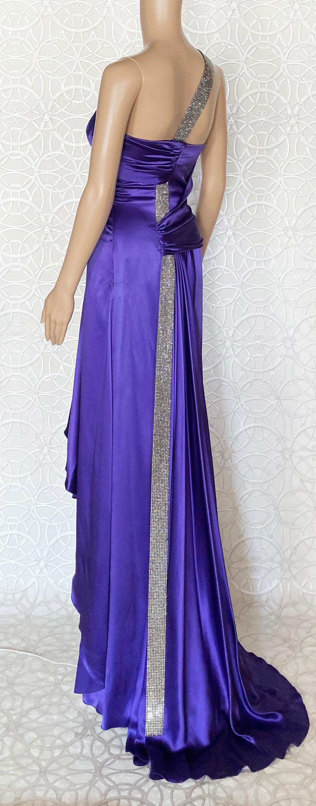 Versace - Robe longue 100 % soie, ornée de cristaux violets, 38 - 2, état neuf, 8 935 $ en vente 3