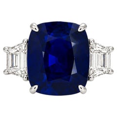 Bague en platine sertie de trois pierres : un saphir de 8,94 carats et des diamants