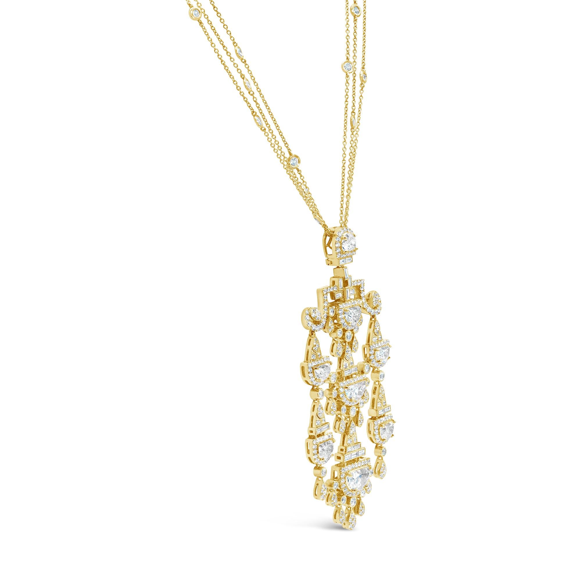 Una magnifica collana con pendente a lampadario, con diamanti a taglio misto per un peso totale di 8,94 carati, incastonati su una montatura pendente in oro giallo 18 carati. Sospeso su una catena tripla cosparsa di diamanti, incastonata in un
