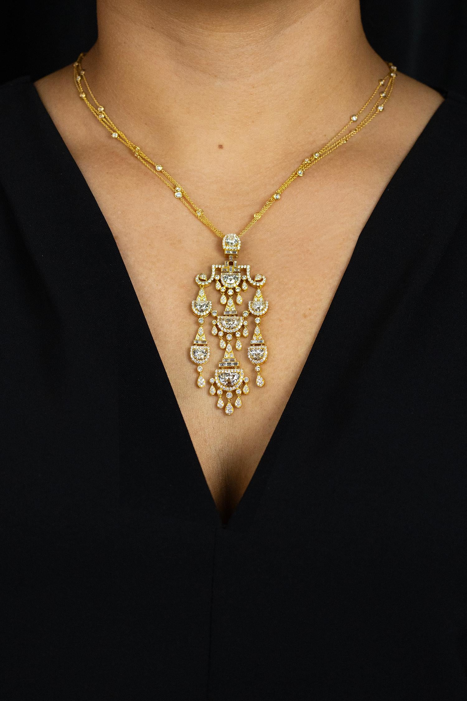 Mezzaluna Roman Malakov Diamonds, collana con pendente a lampadario con diamanti a taglio misto, 8,94 carati totali in vendita