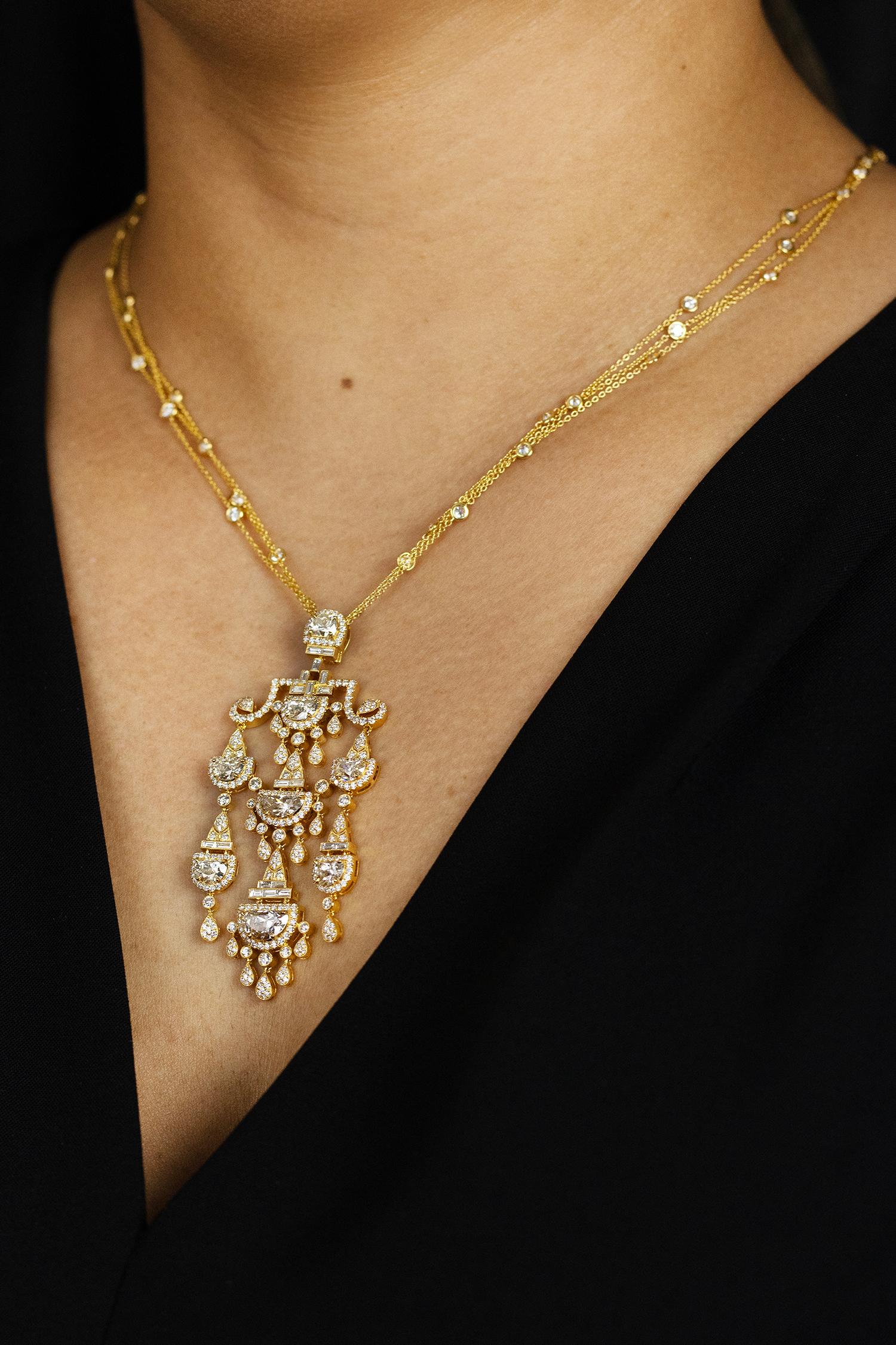 Donna Roman Malakov Diamonds, collana con pendente a lampadario con diamanti a taglio misto, 8,94 carati totali in vendita