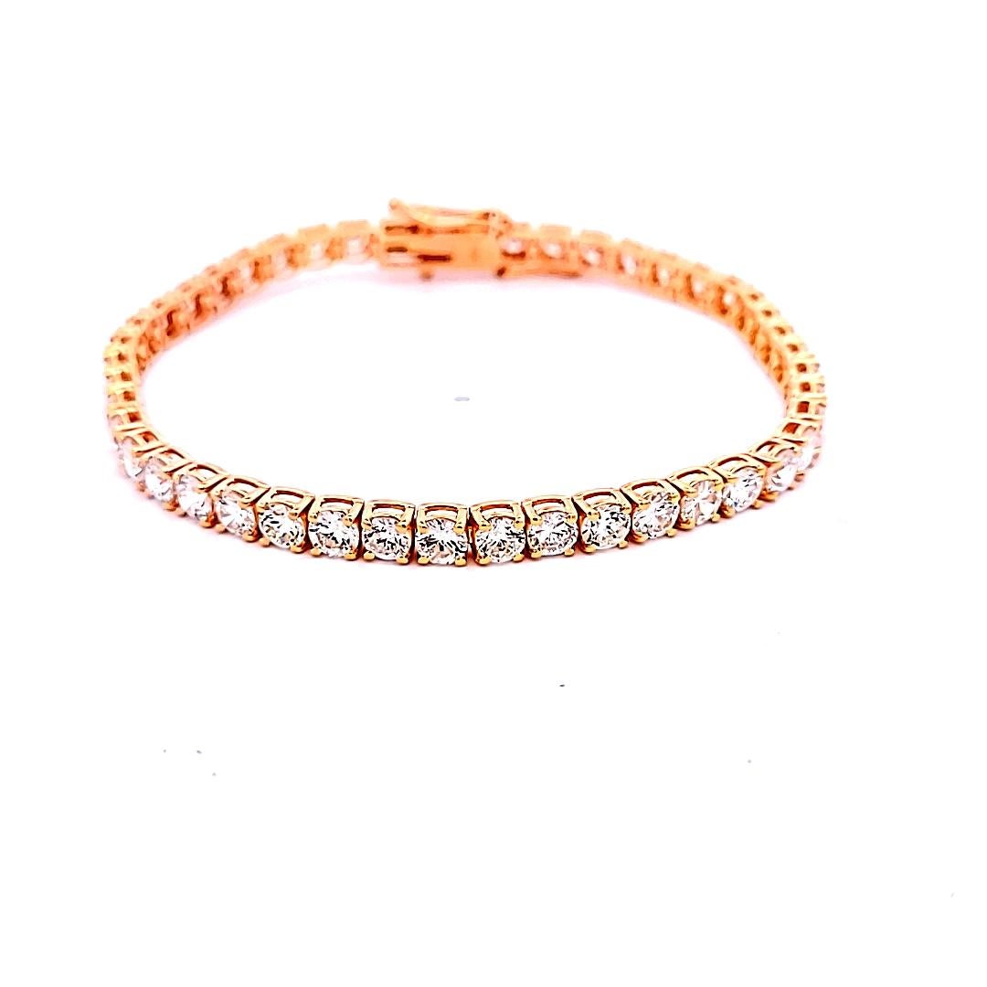 Título:
Esta impresionante pulsera de tenis tiene 8,94 quilates de diamantes brillantes redondos, cada uno engastado a mano en elegante oro rosa de 14 quilates. El tono cálido y rosado del oro complementa maravillosamente el brillo de los diamantes,
