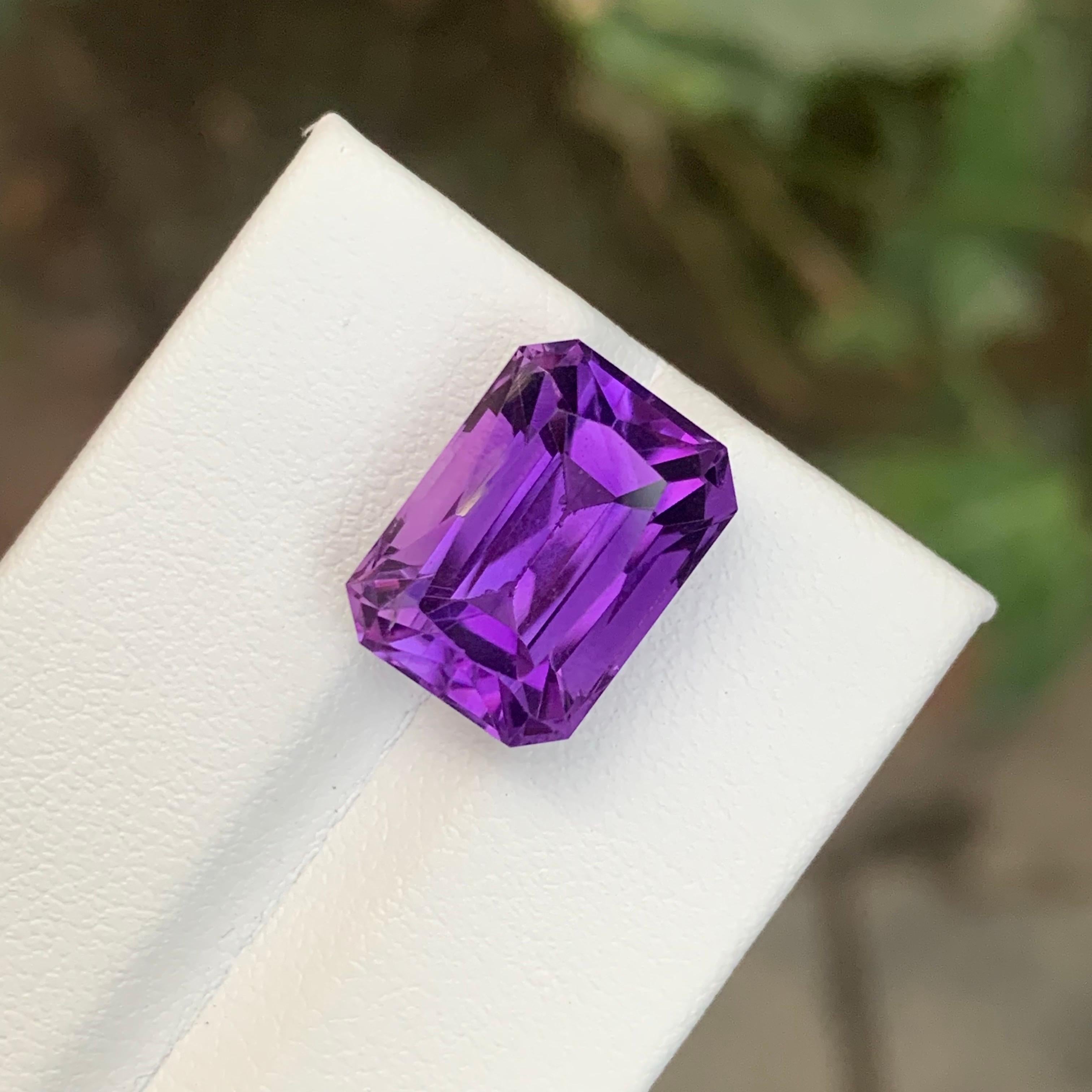 Stein: Amethyst

Gewicht : 8,95 Karat
Abmessung: 14 x 10.1 x 8.9 Mm
Herkunft: Brasilien
Die Form: Smaragd 
Farbe: Lila
Behandlung: Nicht
Zertifikat: Auf Kundenwunsch

Der Amethyst, eine atemberaubende violette Quarzsorte, ist nicht nur für seine