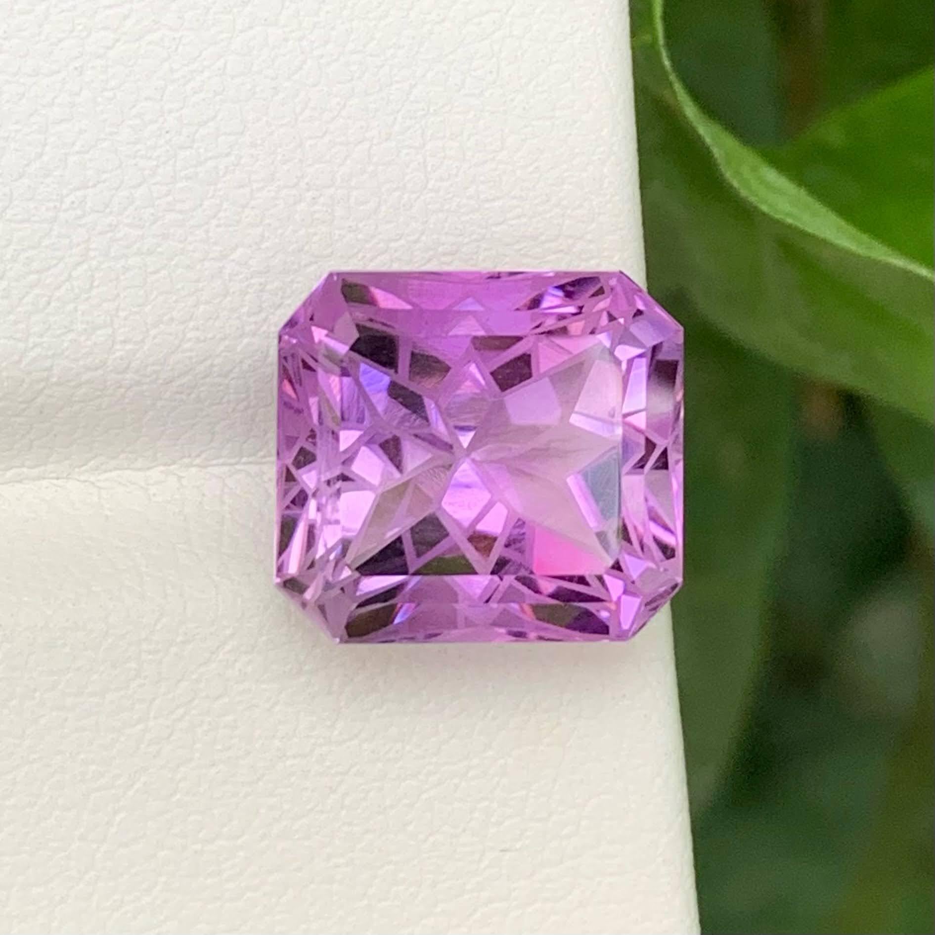 Peso 8,95 quilates 
Dimensiones 12,2x11,2x8 mm
Tratamiento Ninguno 
Origen Brasil 
Claridad Loup Clean 
Forma Corte Esmeralda 





Esta Amatista Púrpura Esmerilada Natural Suelta de 8,95 quilates es una gema cautivadora que muestra un sereno y