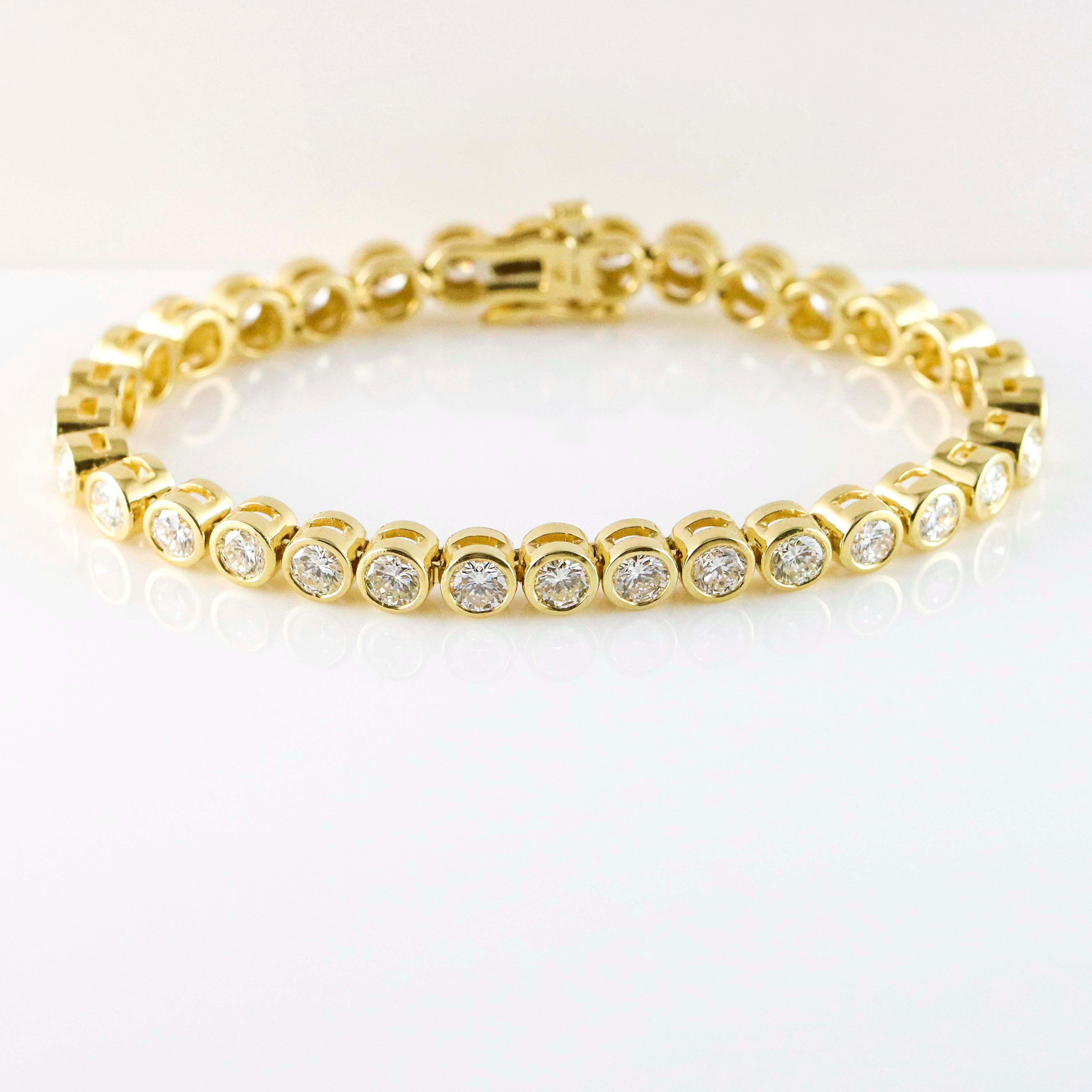 Modern 8.96 Carat Diamond Tennis Bracelet 18 Karat Yellow Gold For Sale