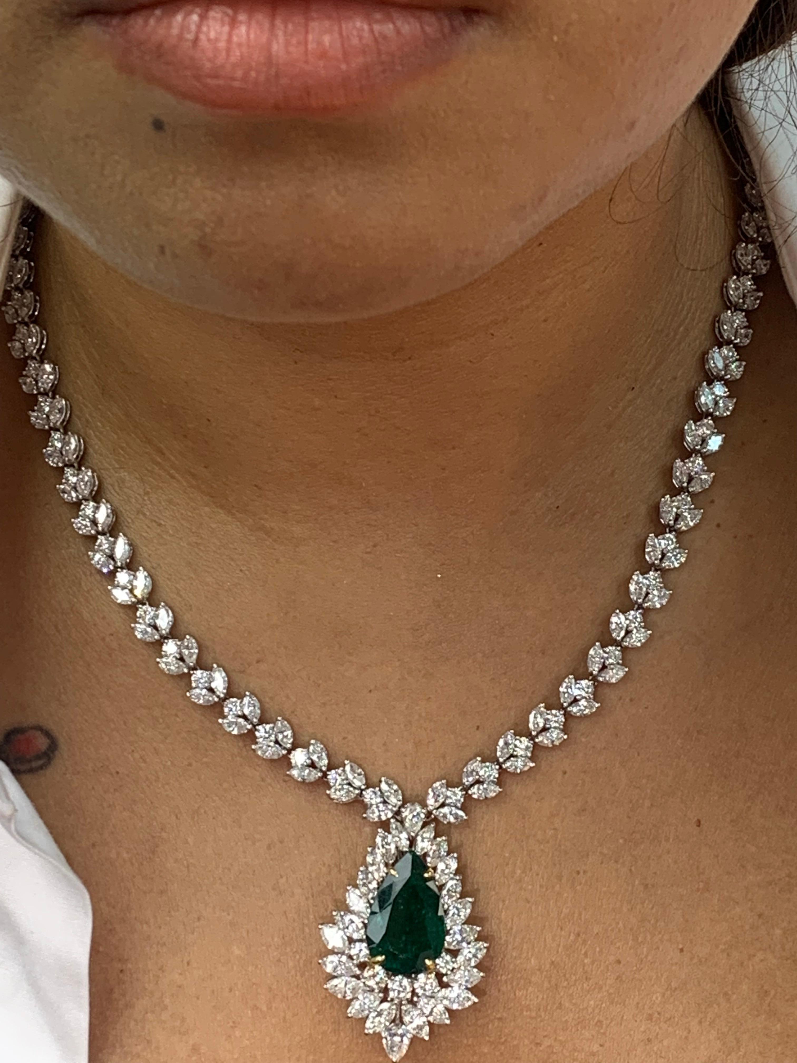 8.96 Carat Pear shape Emerald and Mix Shape Diamond Drop Necklace in Platinum For Sale 1