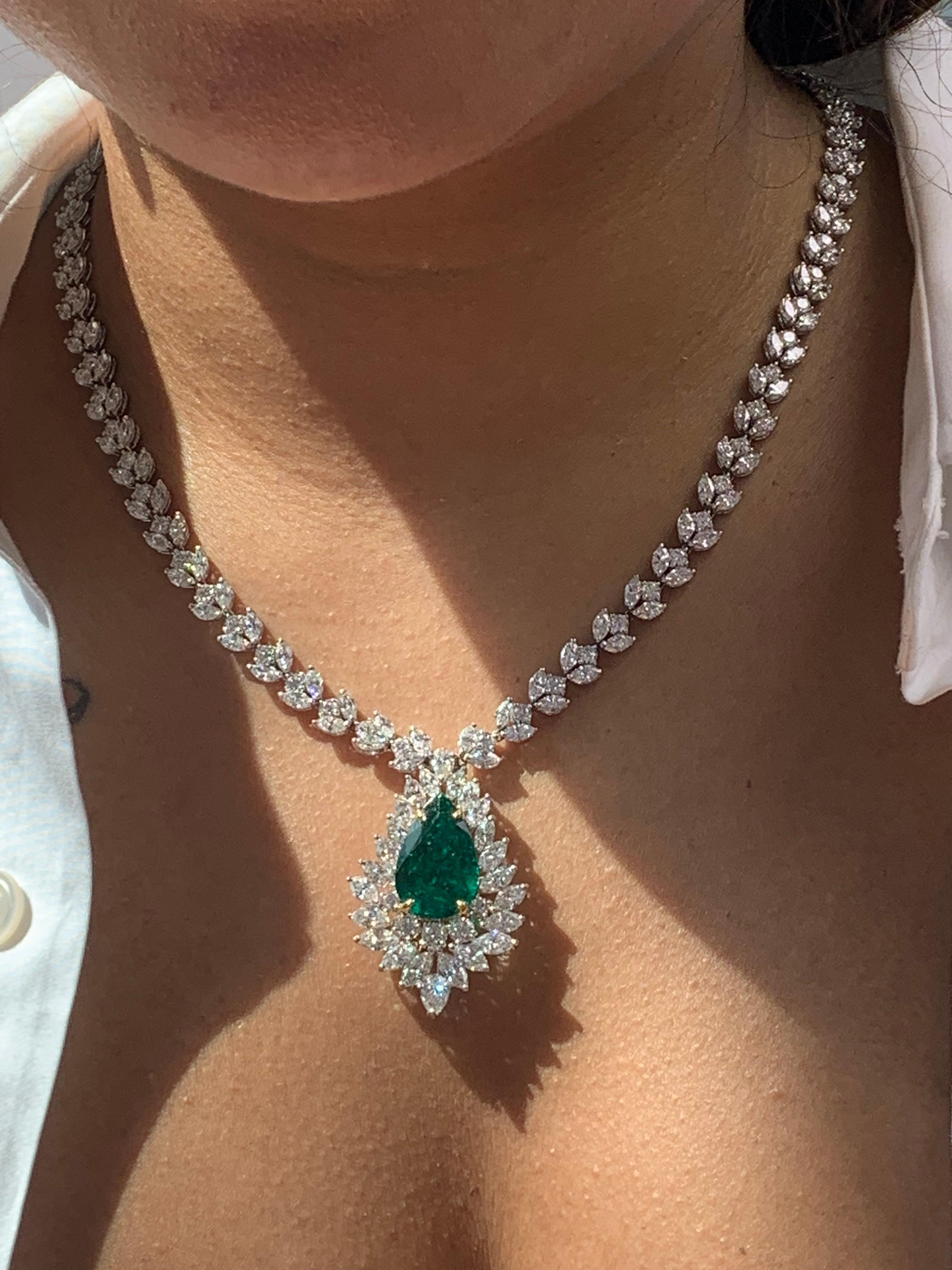 8.96 Carat Pear shape Emerald and Mix Shape Diamond Drop Necklace in Platinum For Sale 2