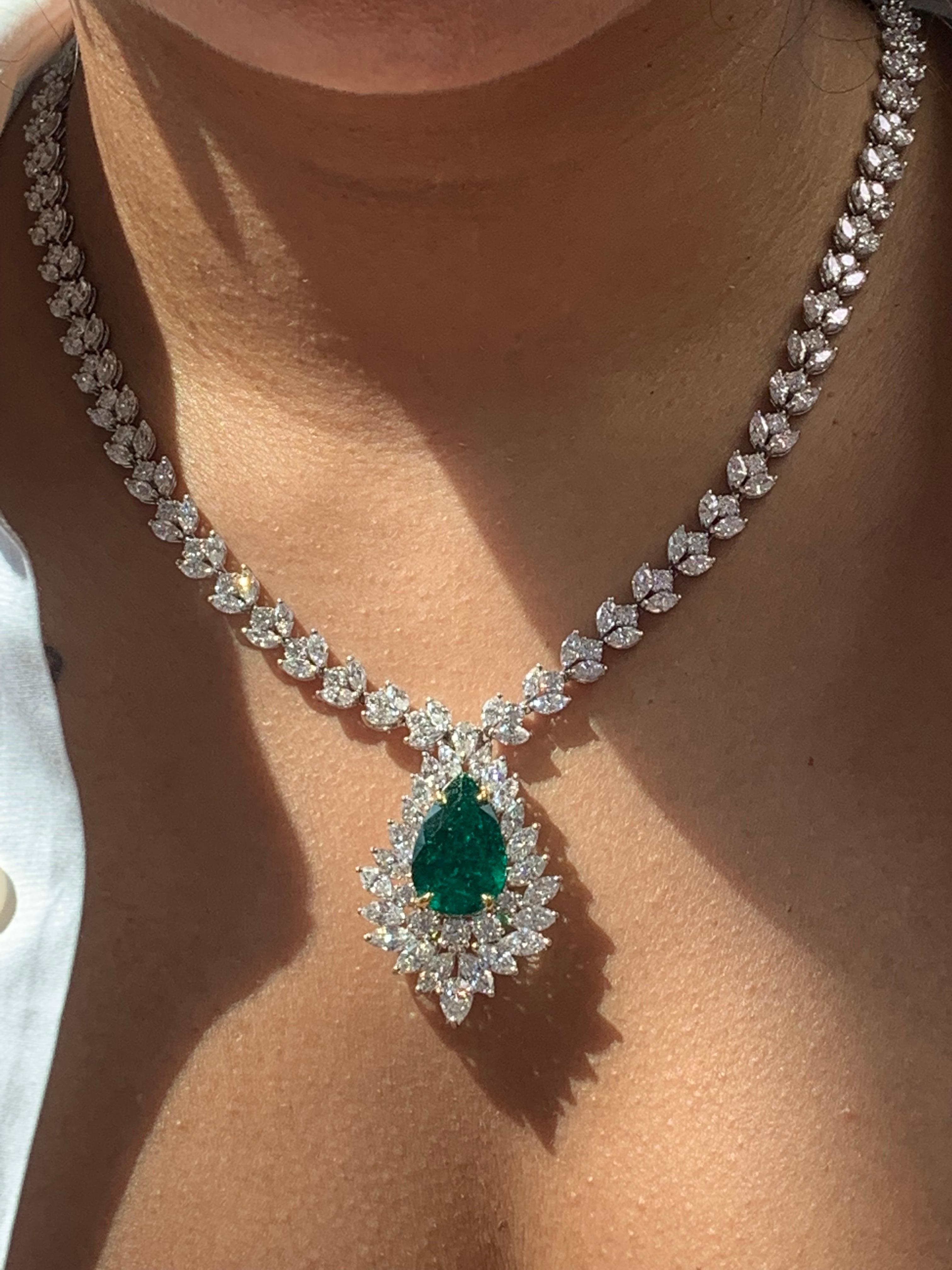 8.96 Carat Pear shape Emerald and Mix Shape Diamond Drop Necklace in Platinum For Sale 3