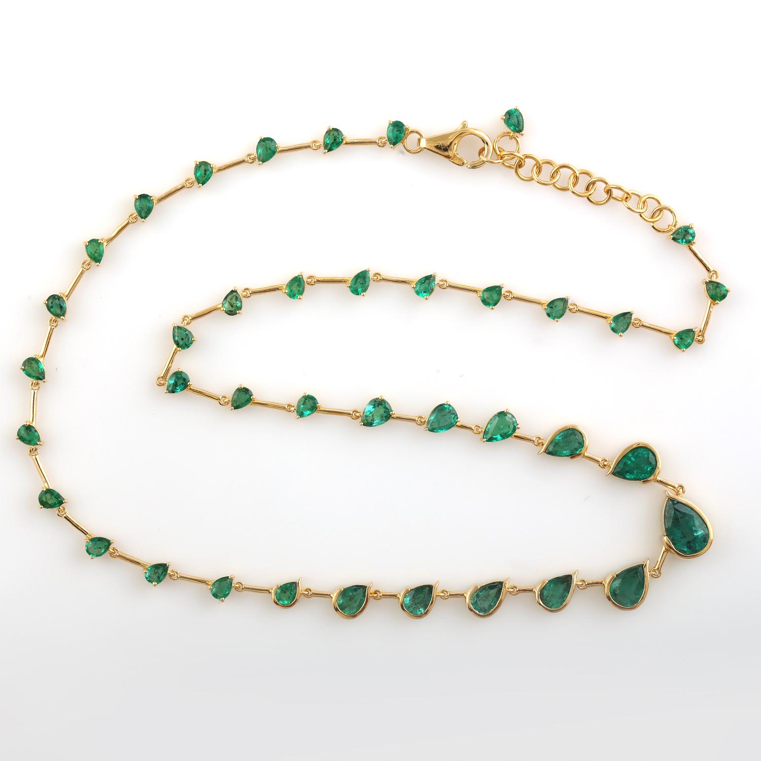 8,96 Karat birnenförmige Smaragdkette Halskette aus 18 Karat Gelbgold (Gemischter Schliff) im Angebot