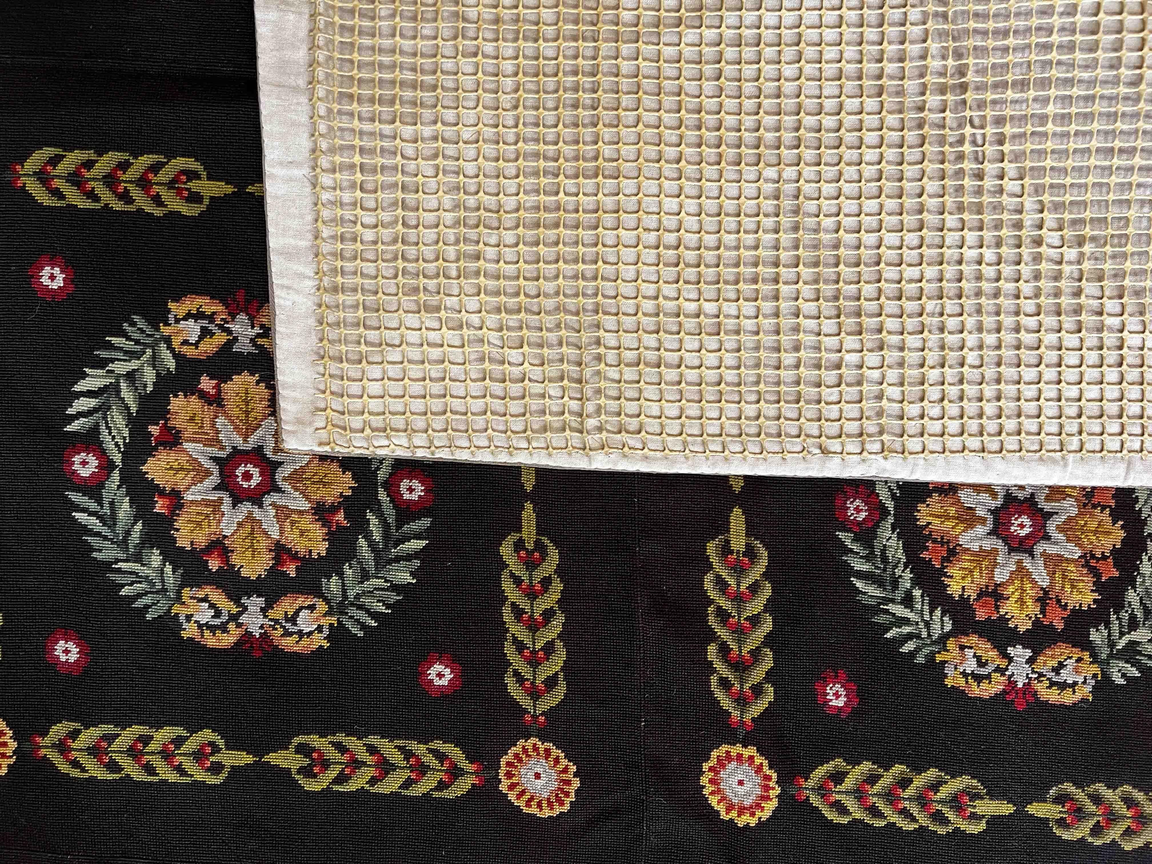 896 - Französischer „Petit Point“ Aubusson-Teppich, 19. Jahrhundert im Angebot 5
