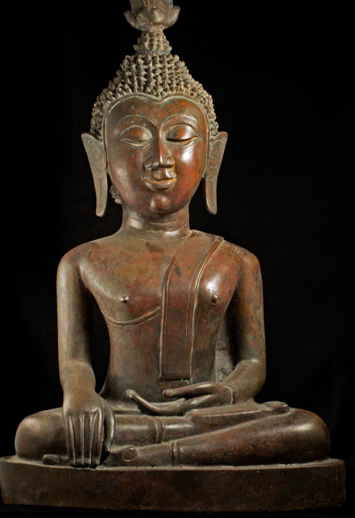 Coup de cœur personnel - Originaire du royaume de Nan, dans le nord-est de la Thaïlande, ce grand Bouddha spécial du 18/19ème siècle dégage une exubérance joyeuse comme peu d'autres. Sa tête extrêmement large lui donne une apparence d'enfant. Mesure