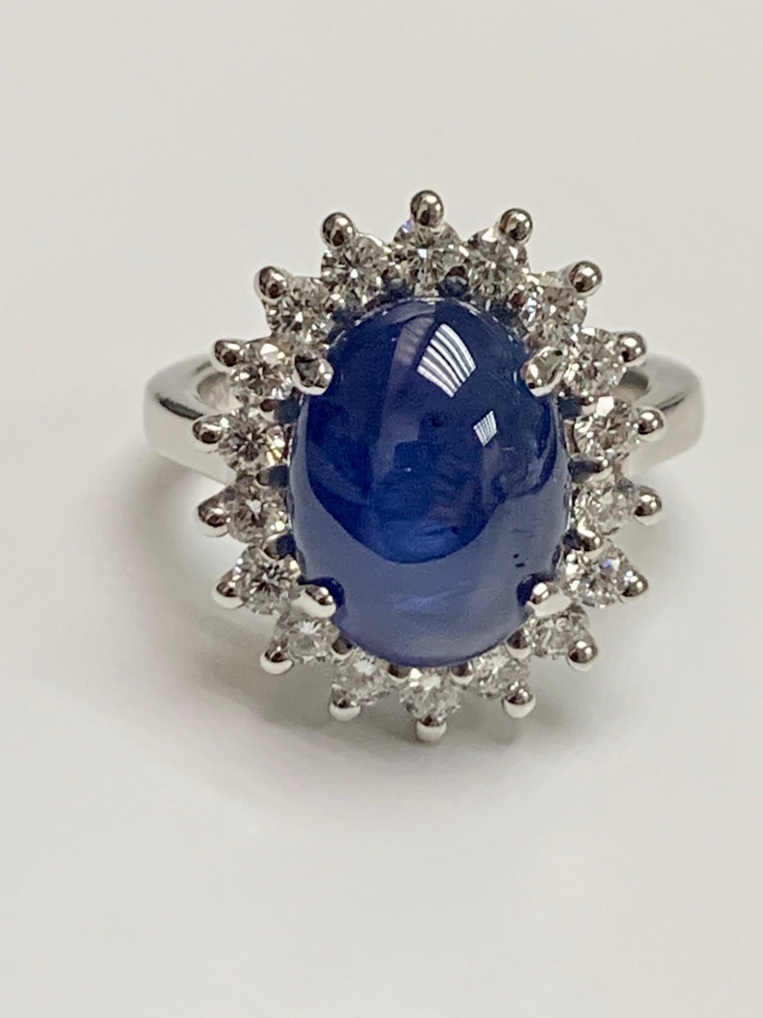 8.97 Karat Cab blauer Saphir in 18k Weißgold Ring mit 1,4 Karat Diamant umgeben.