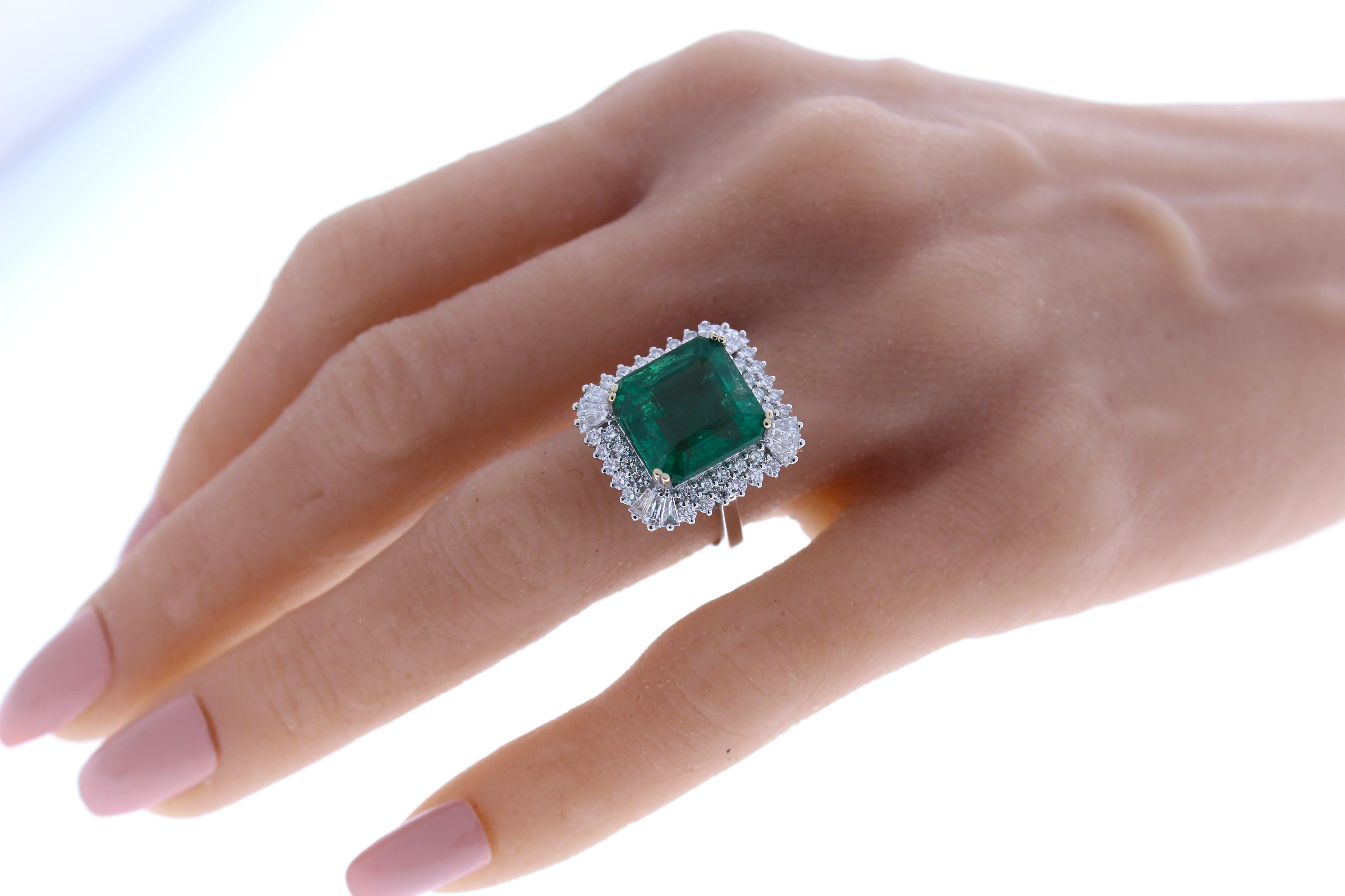 Oval Cut 8.97 Carat Weight Green Emerald & Round Diamond Fashion Ring in 18k White Gold For Sale
