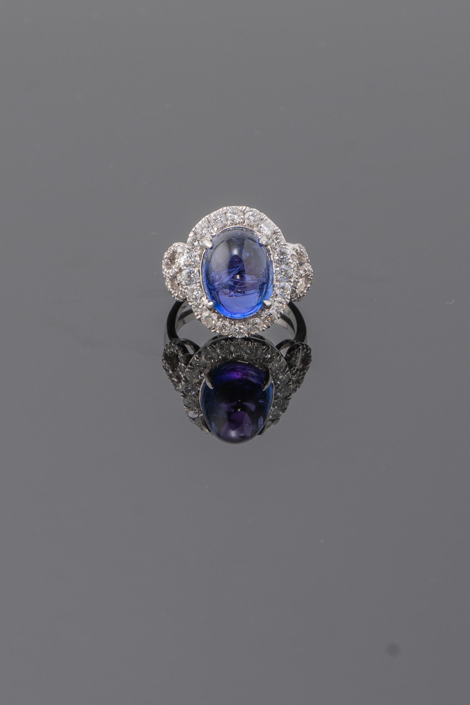 8.98 Carat Tanzanite Cabochon and Diamond 18 Karat Gold Engagement Ring In New Condition For Sale In Bangkok, Thailand