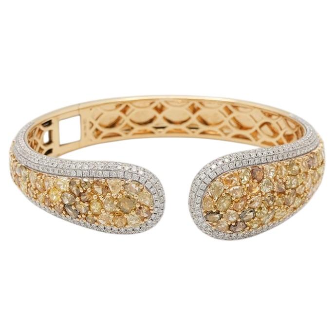 Bracciale rigido con diamanti naturali giallo fancy di diverse forme, per un peso totale di 8,98 carati