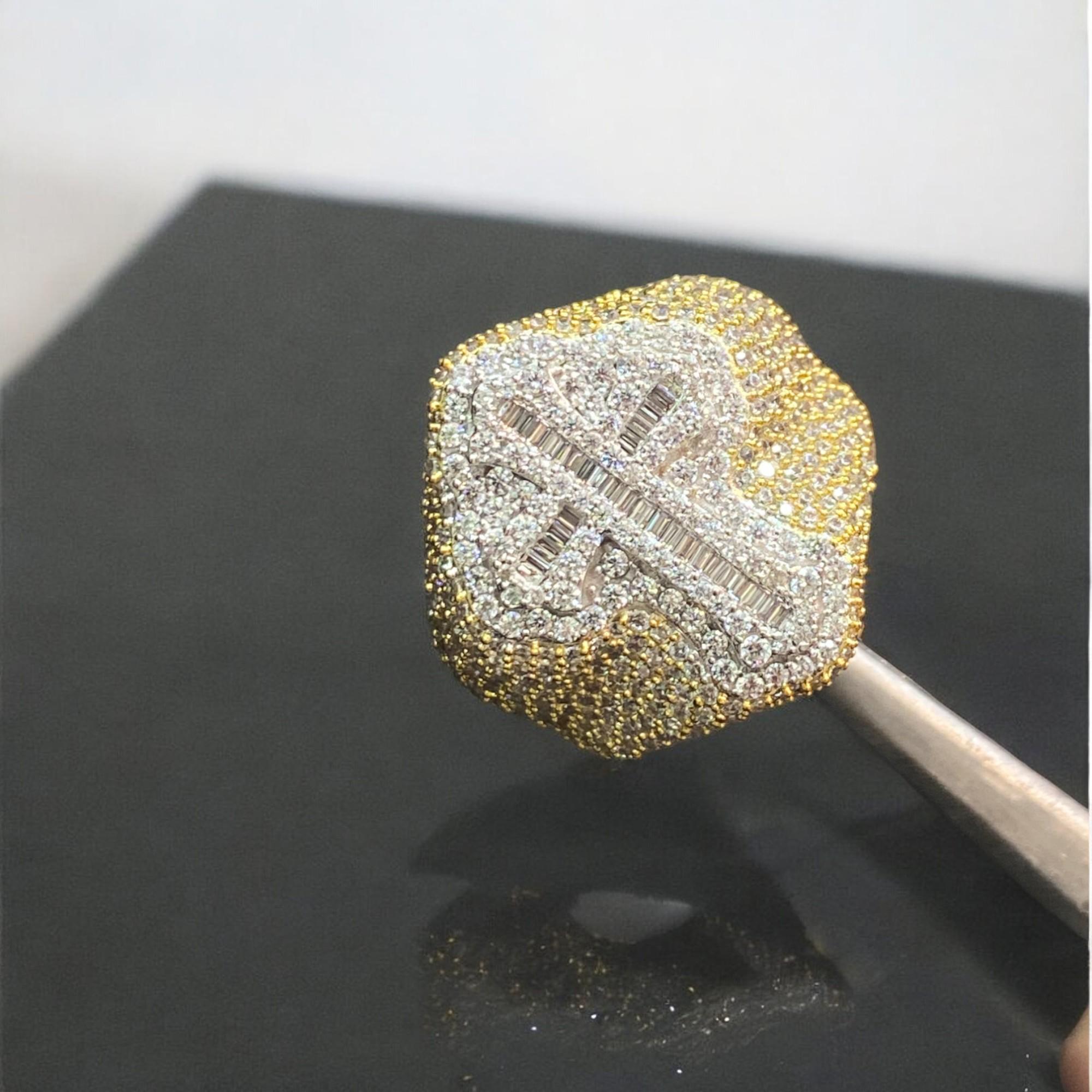 This ring embodies glamour in its most blissful form. Treat yourself to this stunning Men's Hip Hop Large Cross Ring, featuring 8.98 carats of diamonds set in 14K gold. It's designed to make you smile and shine endlessly!

Specifications : 
Diamond