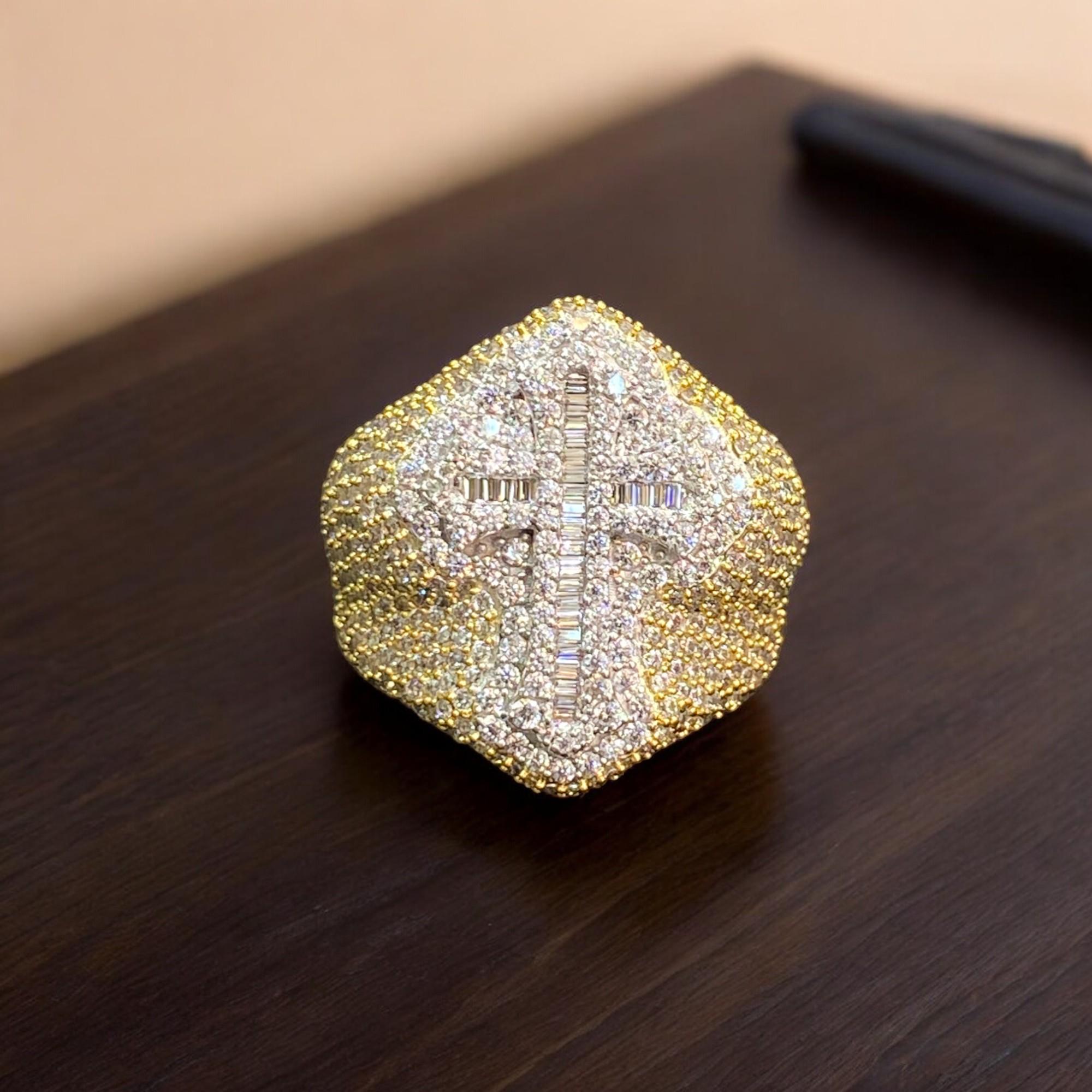 Contemporary 8.98 Cts Baguette Round Cut F/VS1 Diamonds Men's Hip Hop Cross Ring in 14K Gold For Sale