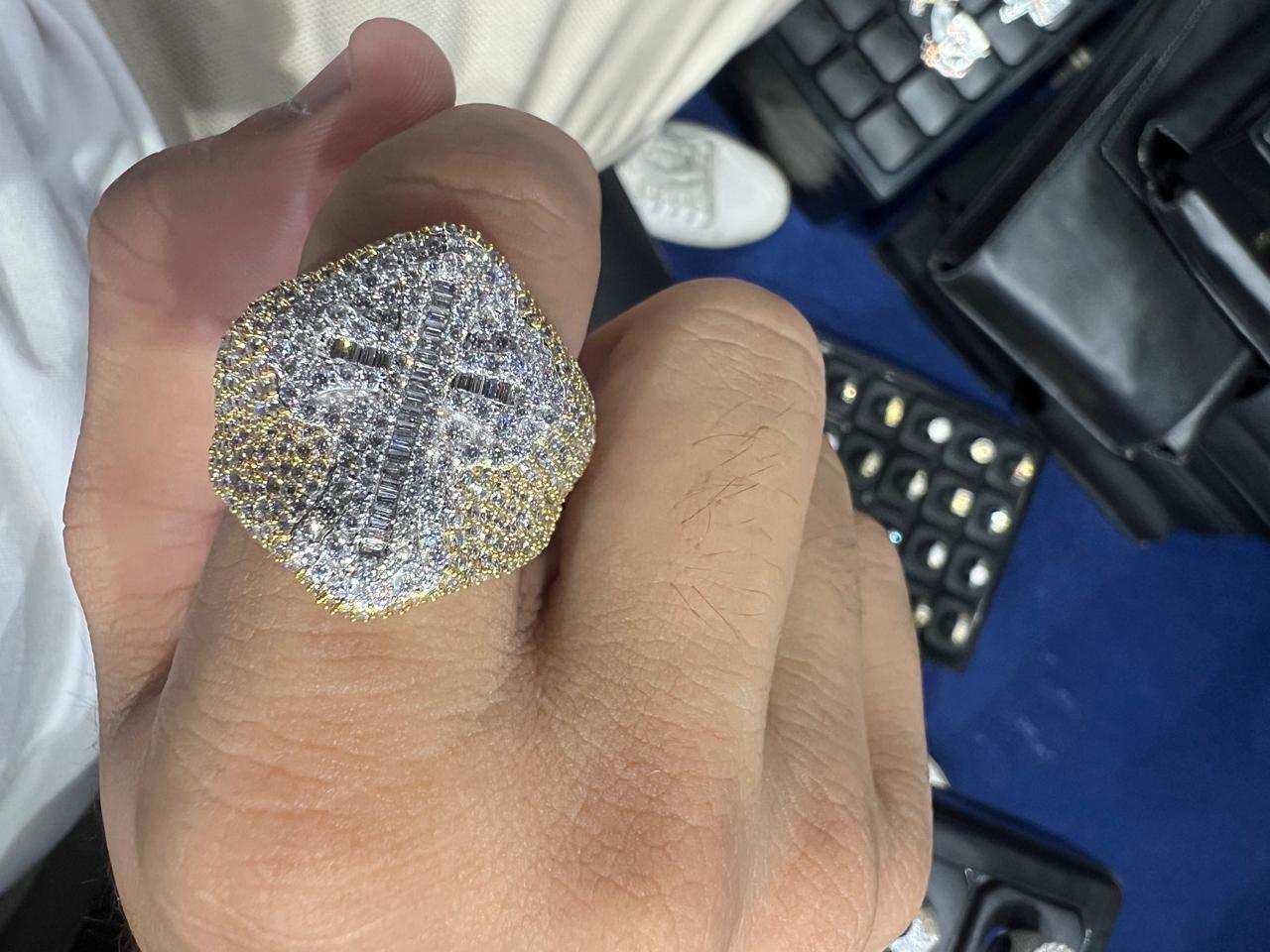 8.98 Cts Baguette Round Cut F/VS1 Diamonds Men's Hip Hop Cross Ring in 14K Gold For Sale 2