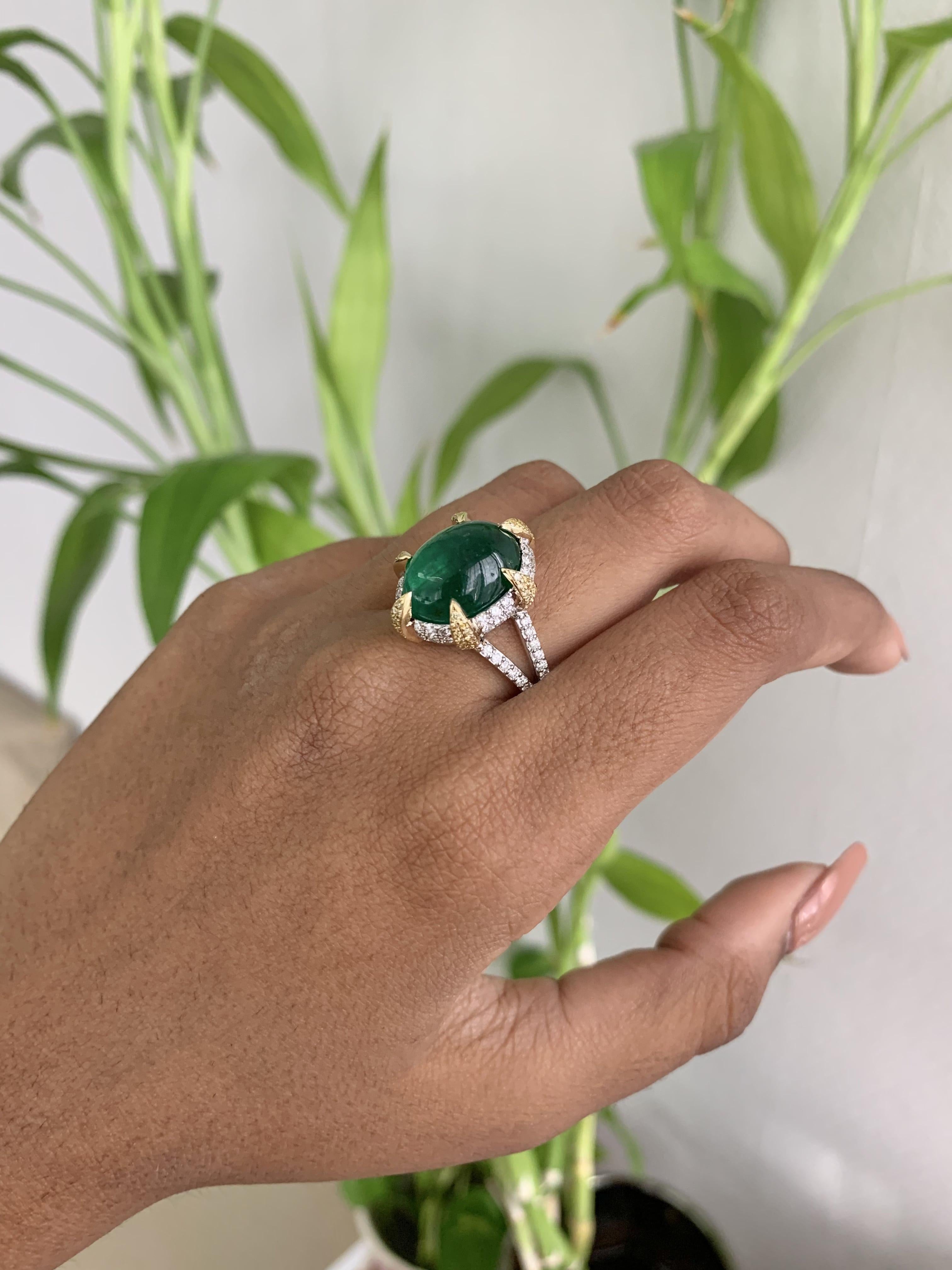 Statement-Ring aus 18 Karat Gold mit 8,99 Karat Smaragd und Cabochon 11