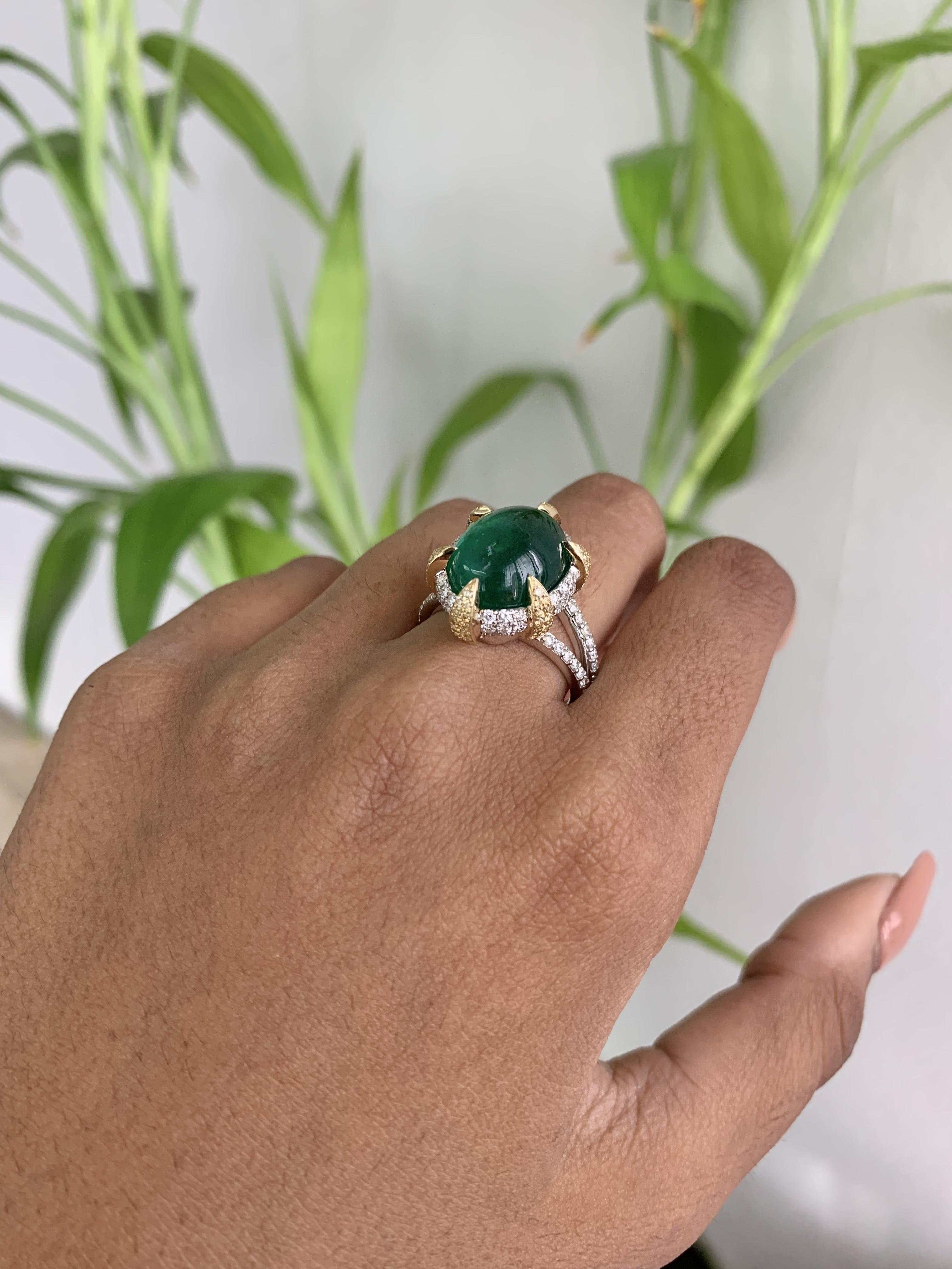 Statement-Ring aus 18 Karat Gold mit 8,99 Karat Smaragd und Cabochon 12