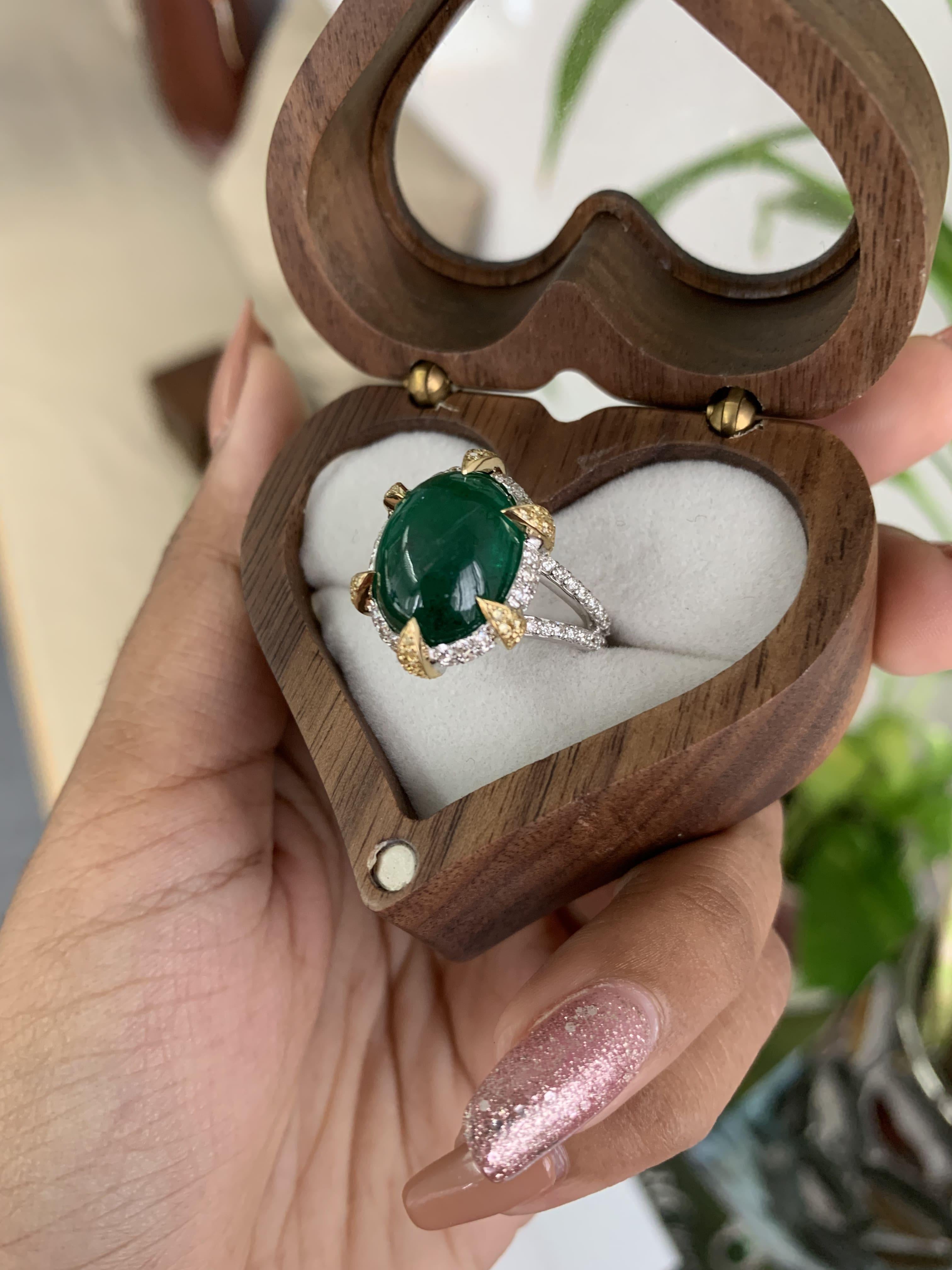 Statement-Ring aus 18 Karat Gold mit 8,99 Karat Smaragd und Cabochon 7
