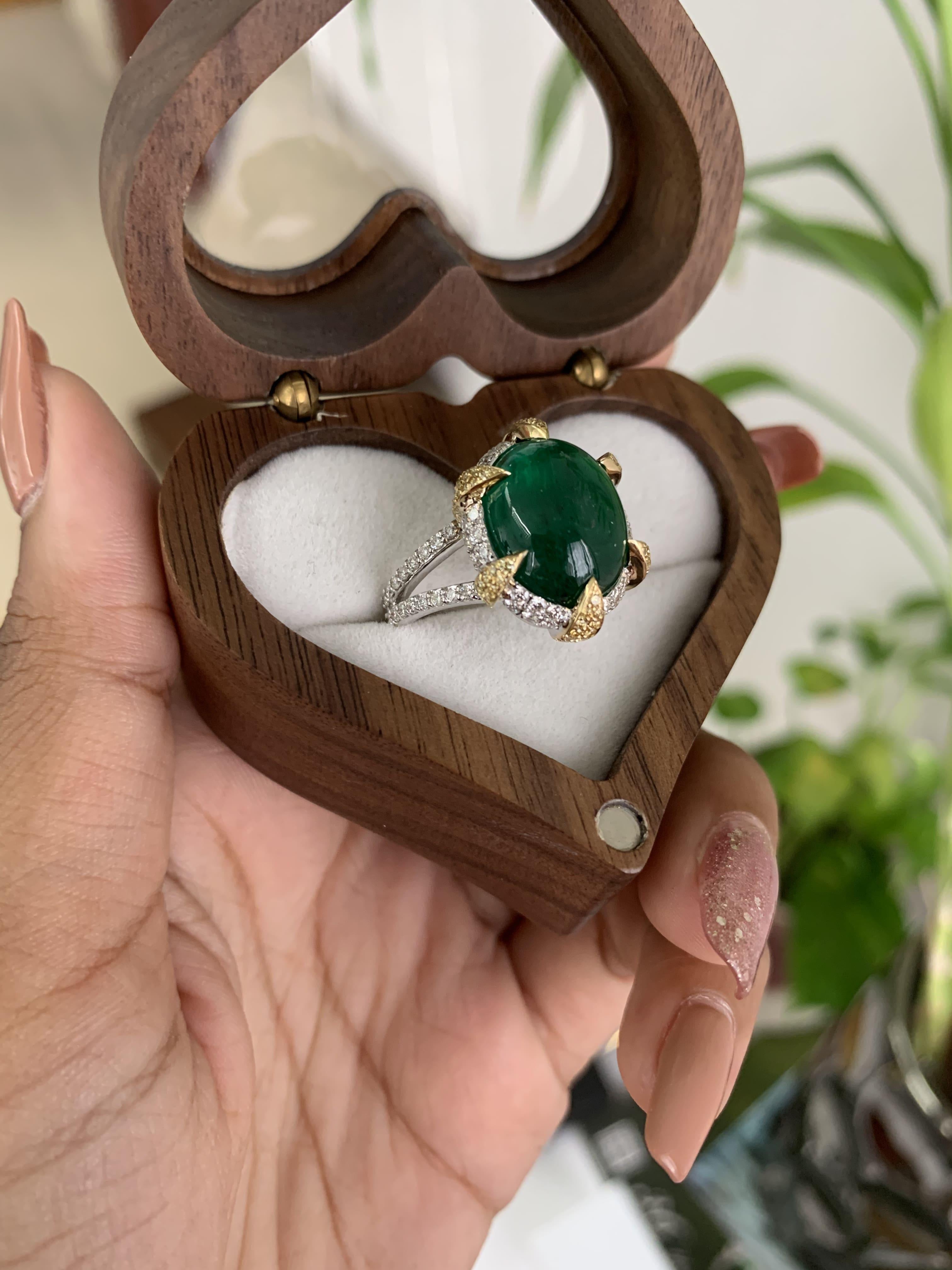 Statement-Ring aus 18 Karat Gold mit 8,99 Karat Smaragd und Cabochon 8