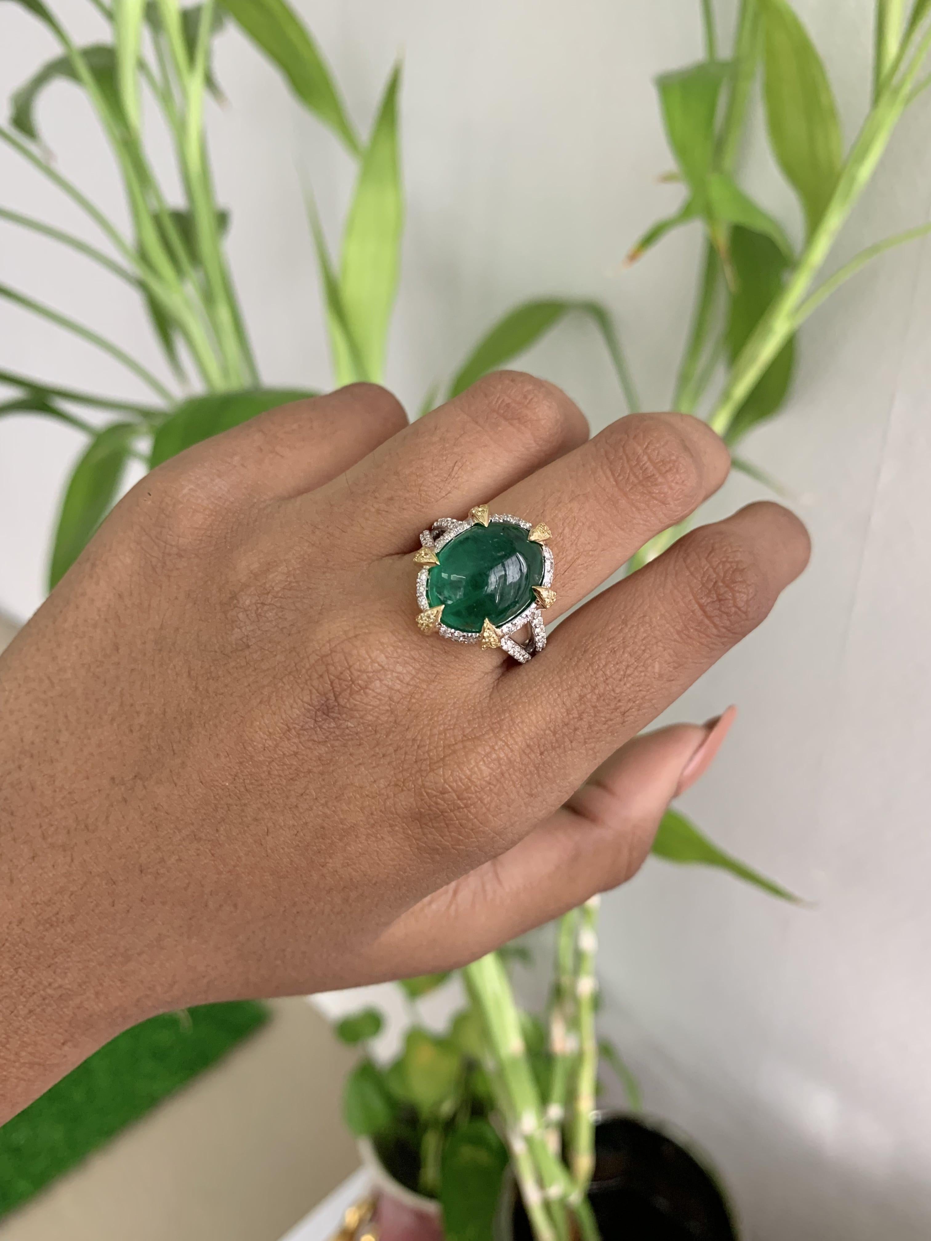 Statement-Ring aus 18 Karat Gold mit 8,99 Karat Smaragd und Cabochon 10