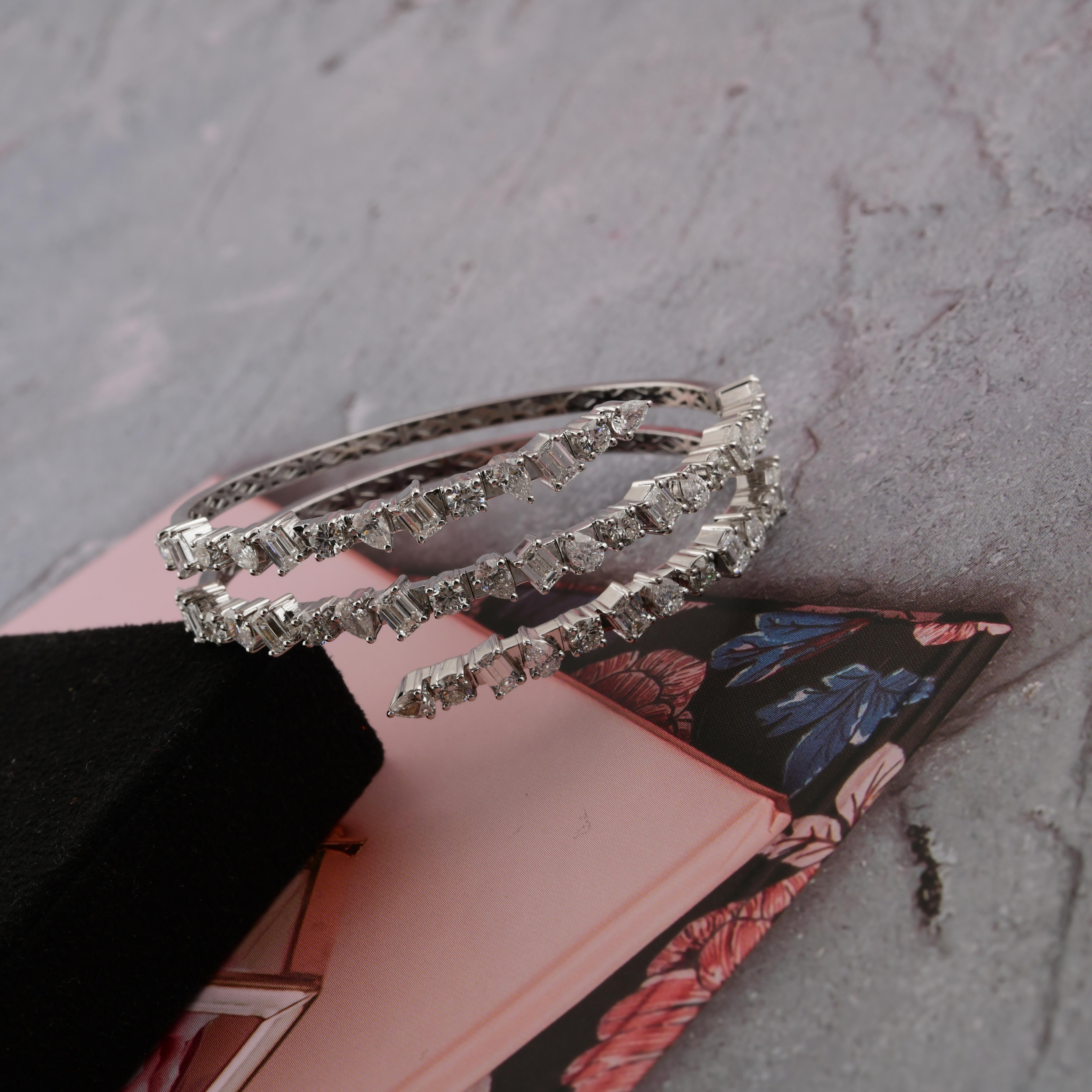 Moderno 8,99 Carati SI/H Bracciale a spirale con diamanti a forma multipla in oro bianco 18 carati in vendita