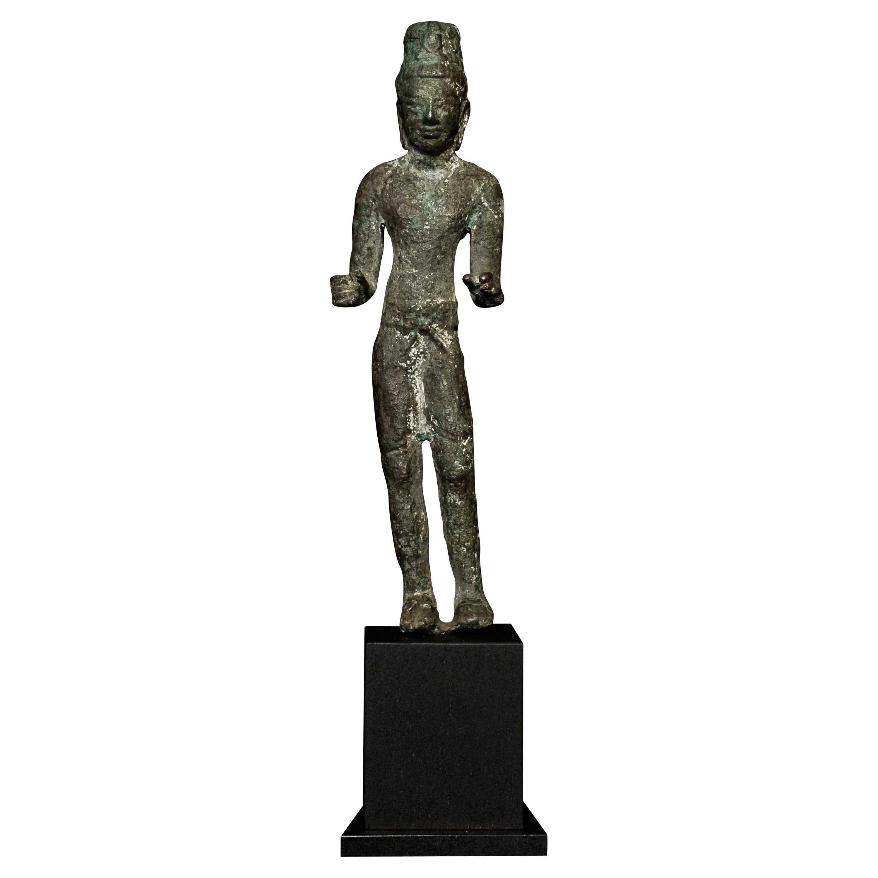 Bodhisattva de la Compassion Prakhon Chai en bronze coulé massif du VIIe/IXe siècle. Au début des années 1960, une cache de plus de 400 bouddhas et bodhisattvas en bronze a été découverte dans l'est de la Thaïlande après que de fortes pluies ont