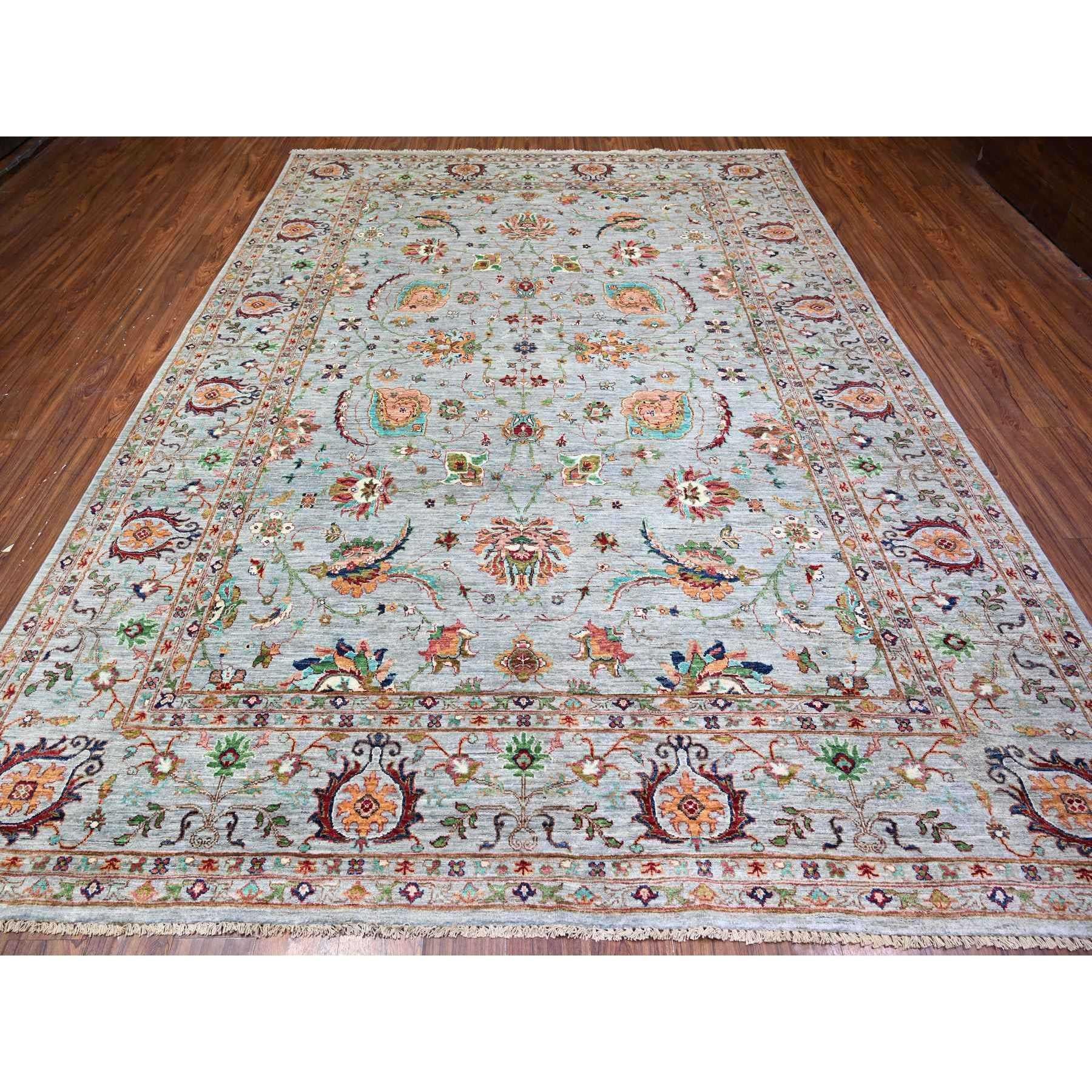 Il s'agit d'un véritable tapis d'Orient noué à la main, unique en son genre, à motifs Sultani avec Tabriz All Over Shah Abbas Design. Il a été noué pendant des mois et des mois selon des techniques de tissage séculaires par des artisans