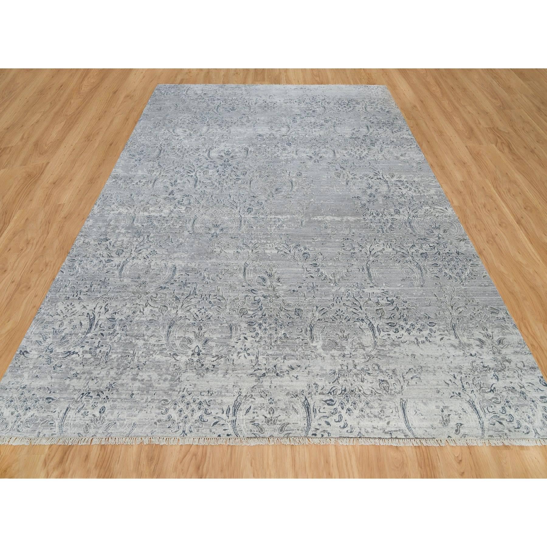Si tratta di un autentico esemplare unico di tappeto orientale annodato a mano con disegno damascato, in lana e seta vegetale. È stato annodato per mesi e mesi con tecniche di tessitura secolari da esperti artigiani.
Materiali primari: Lana e seta