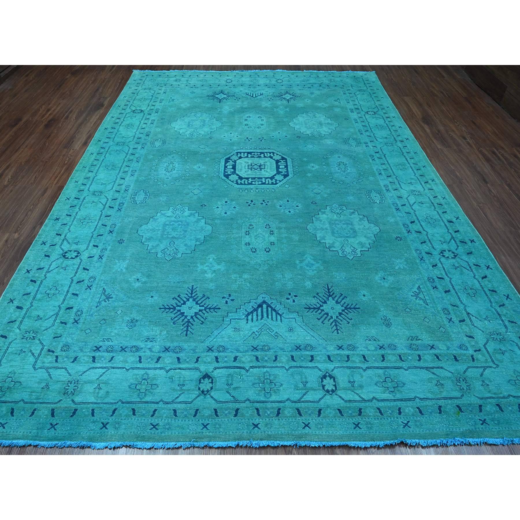 Teal, Overdyed Kazak mit All Over Design, Handgeknüpft, 100% Wolle, Orientteppich
Primäre MATERIALIEN: Wolle
Latex: Kein Flor 
Höhe: 0,25 Zoll
Stil: Traditionell
Grundfarbe: Blau
Sekundärfarben: Elfenbein, Braun, Blau
Muster: Orientalisch