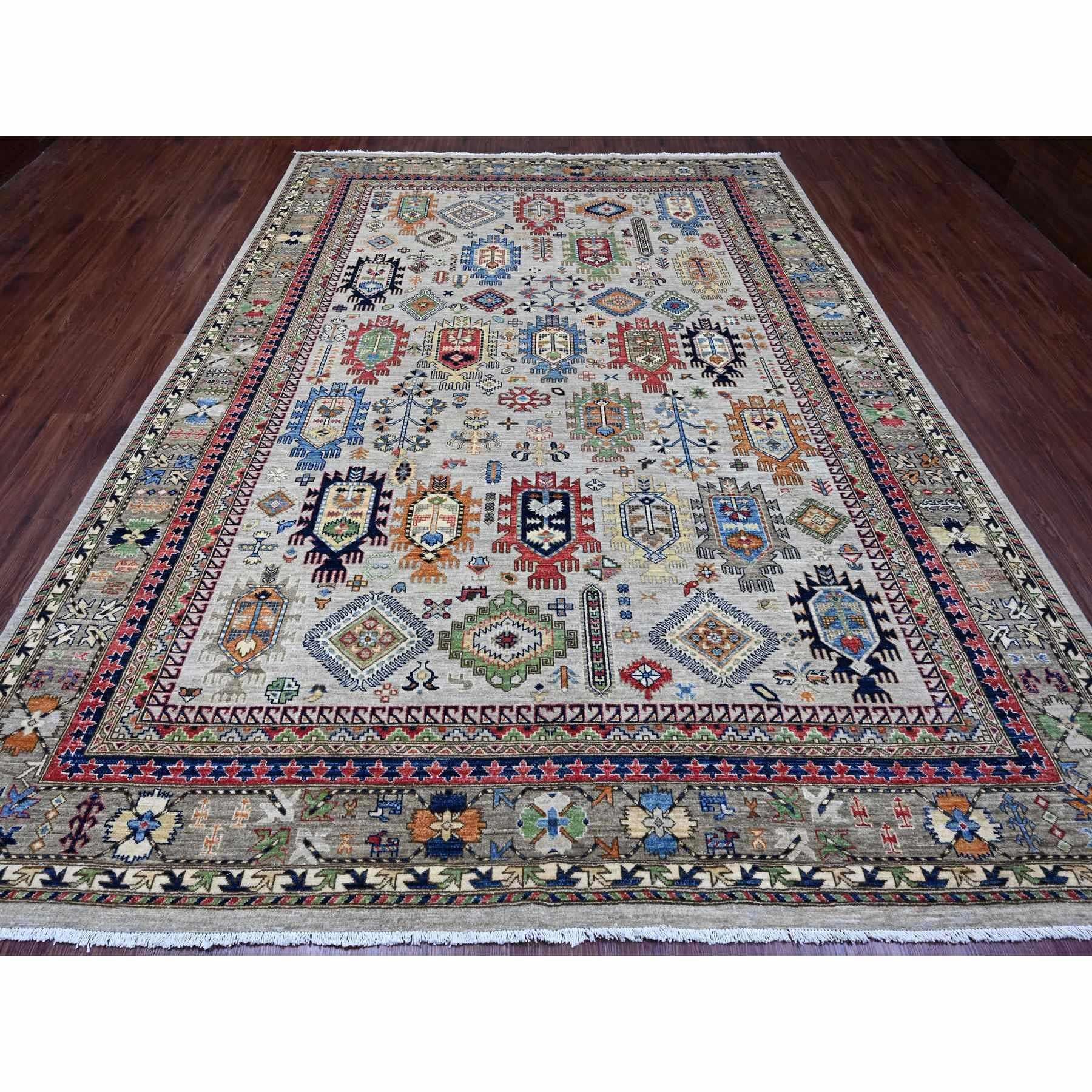 Cloud Gray, Collezione Aryana, Design anticato di ispirazione caucasica, Lana di alta montagna, Annodato a mano, Tinture vegetali, Tappeto orientale
Materiali primari: Lana
Lattice: No Pile 
altezza: 0,25 pollici
Stile: Di transizione
Colore