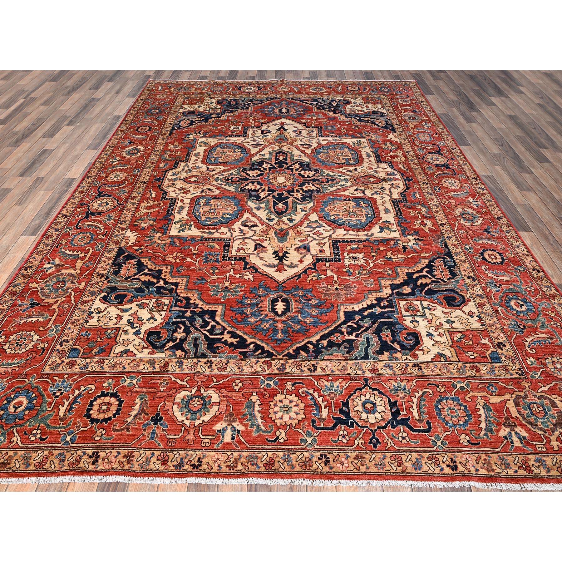 Rouge prismatique, Serapi Heriz avec un grand design de médaillon, Aryana Collection, teintures végétales, poil doux, laine de haute montagne, noué à la main, densément tissé, tapis d'orient.
Matières premières : Laine
Latex : Pas de poils 
hauteur