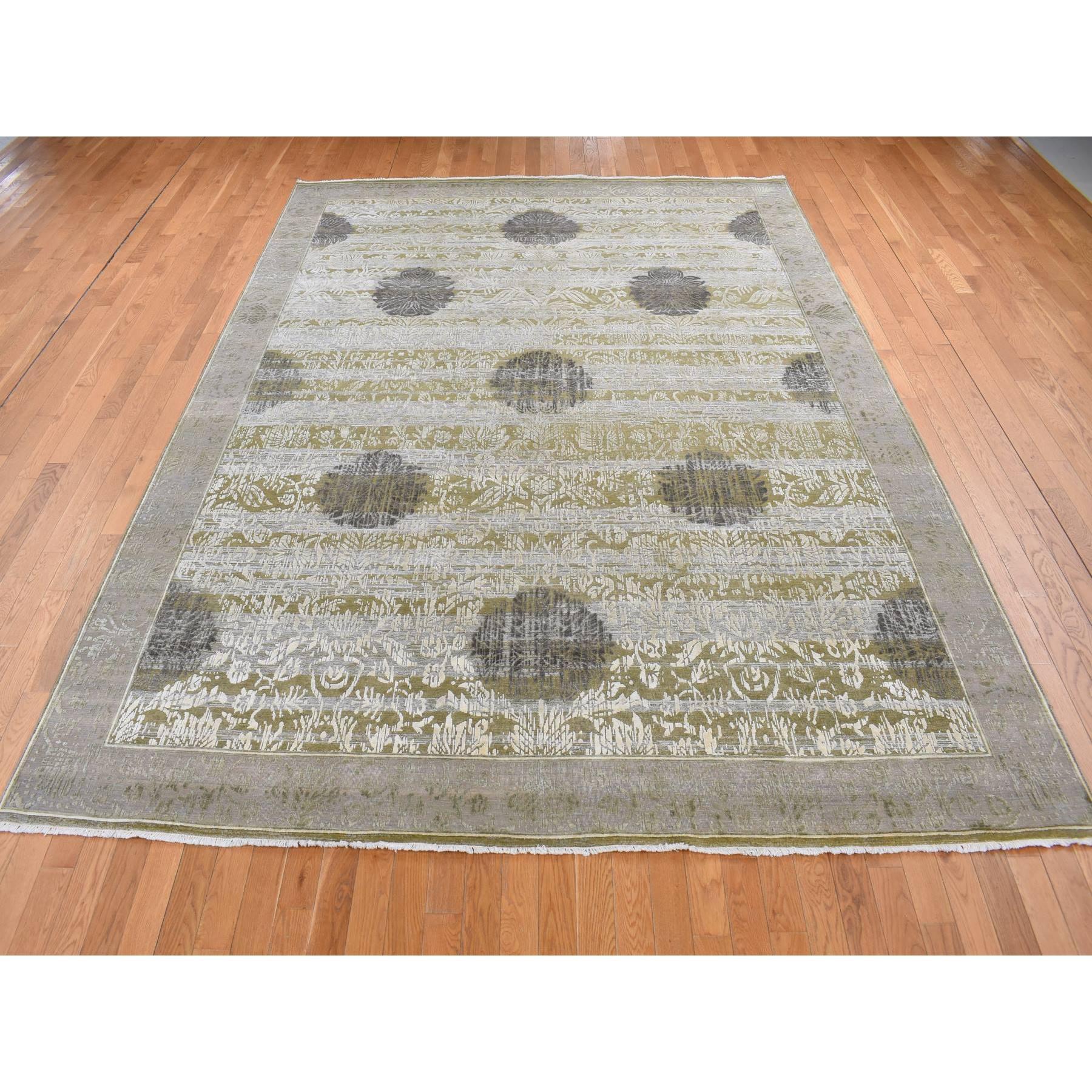 Verde Alcachofa, Seda con Textura de Lana, Abrash y Motivos Artísticos Florales, Anudada a Mano, Alfombra Oriental
Materiales primarios: Lana y seda
Látex: Sin pelo 
altura: 0,25 Pulgadas
Estilo: Transicional
Color principal: Verde
Colores