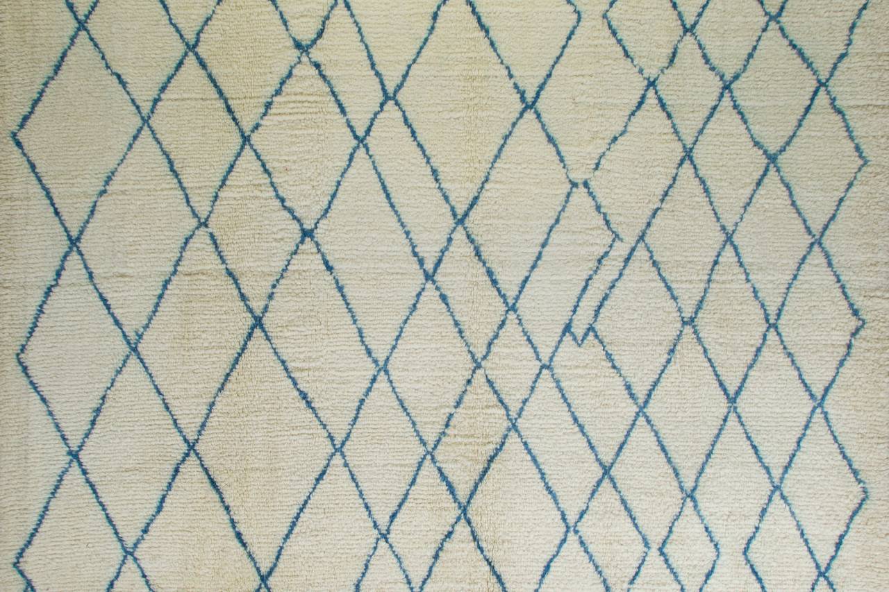 Marokkanischer 9x12 Ft Teppich. 100 % Wolle. Elfenbein- und Blautöne, kundenspezifische Optionen verfügbar (Skandinavische Moderne) im Angebot