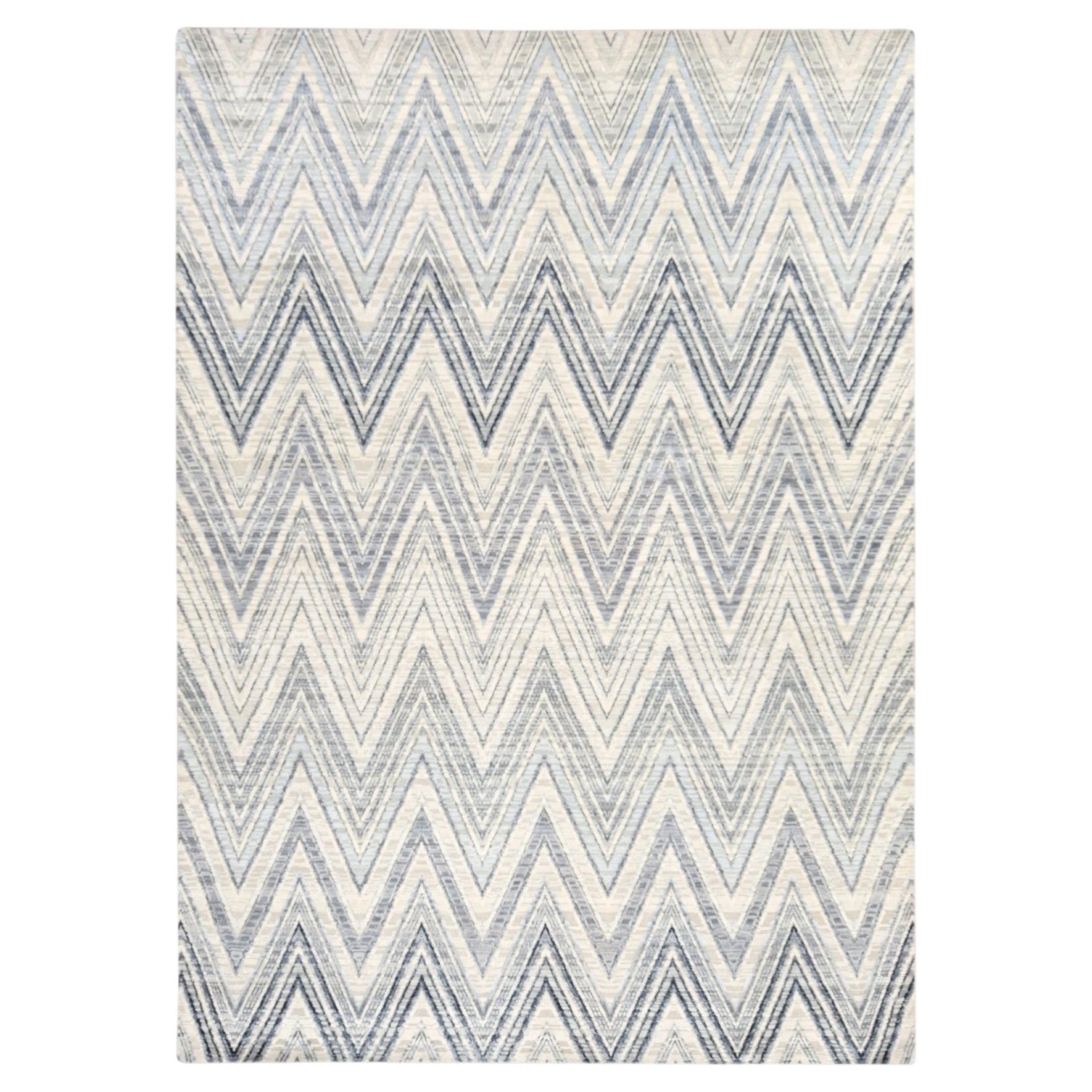 Handgeknüpfter Teppich aus strukturierter Wolle und reiner Seide mit grauem Chevron-Muster, 8'9" x 12'2"