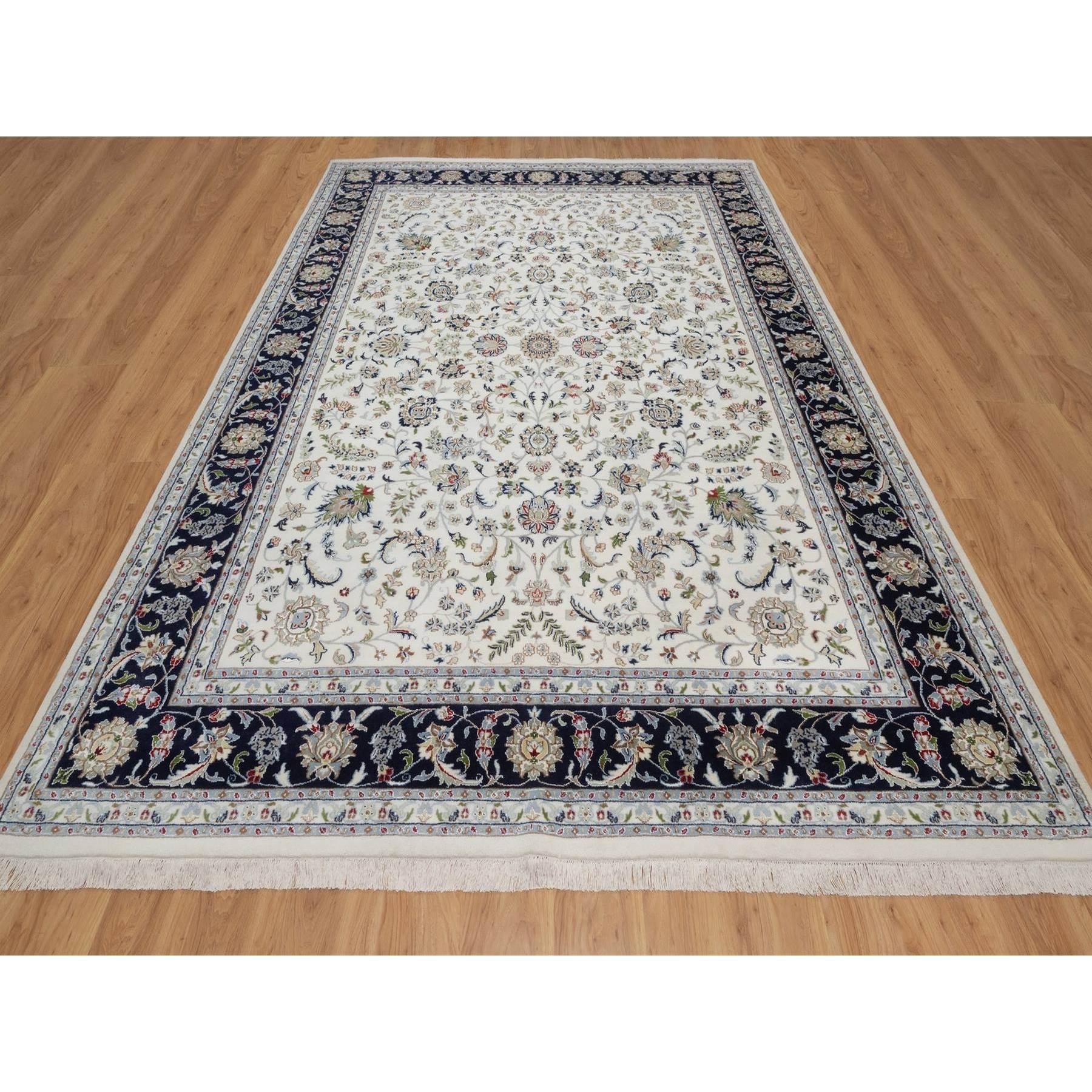 Bianco perla, Annodato a mano, 250 KPSI, Pile morbido, Lana e seta, Nain con disegno all over, Tappeto orientale<br /><br />Materiali primari: Lana e setaLattex: NoAltezza del pelo: 0,25 polliciStile: TradizionaleColore primario: AvorioColori