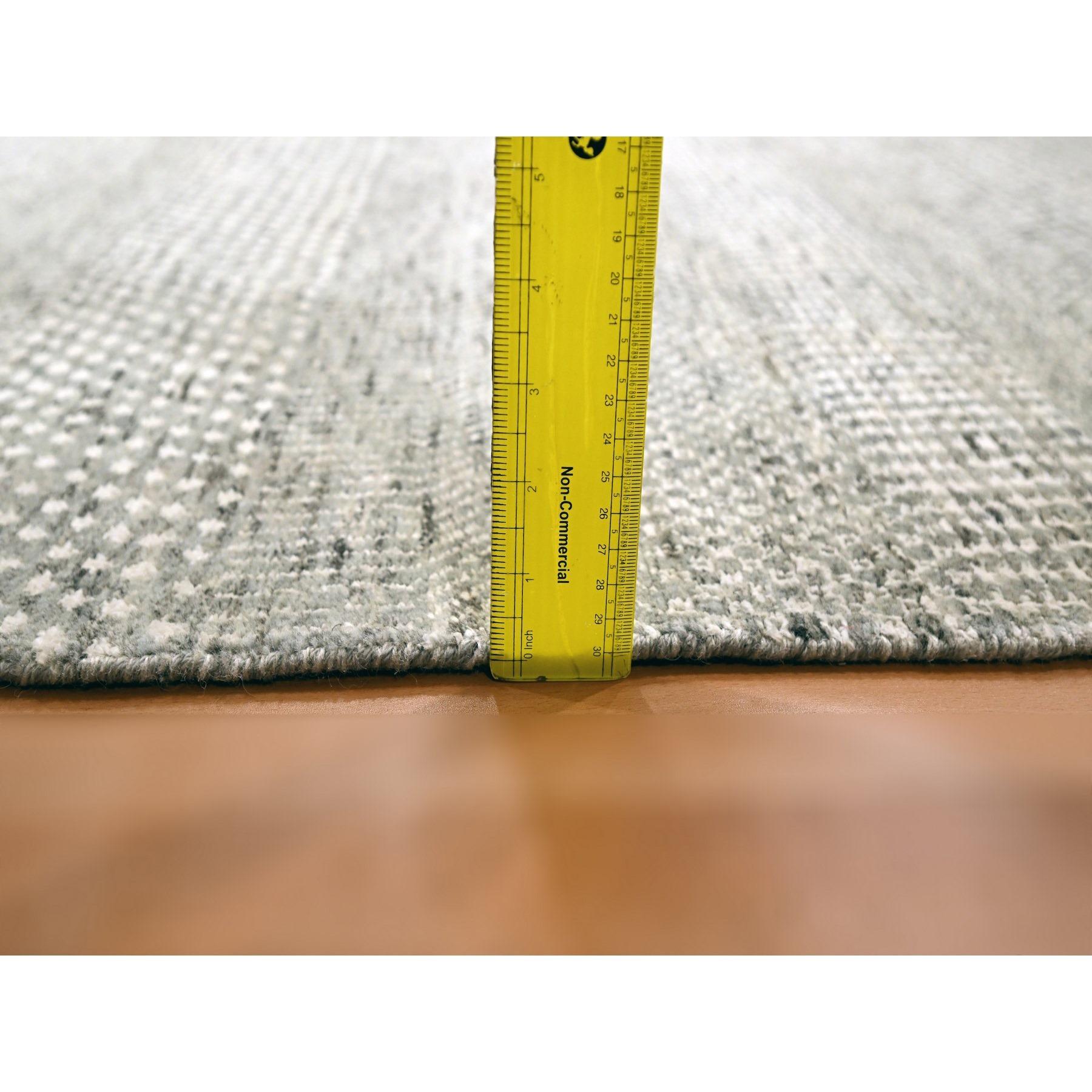 Alfombra de lana y seda anudada a mano con diseño moderno de hierba en gris pastel de 8'9 