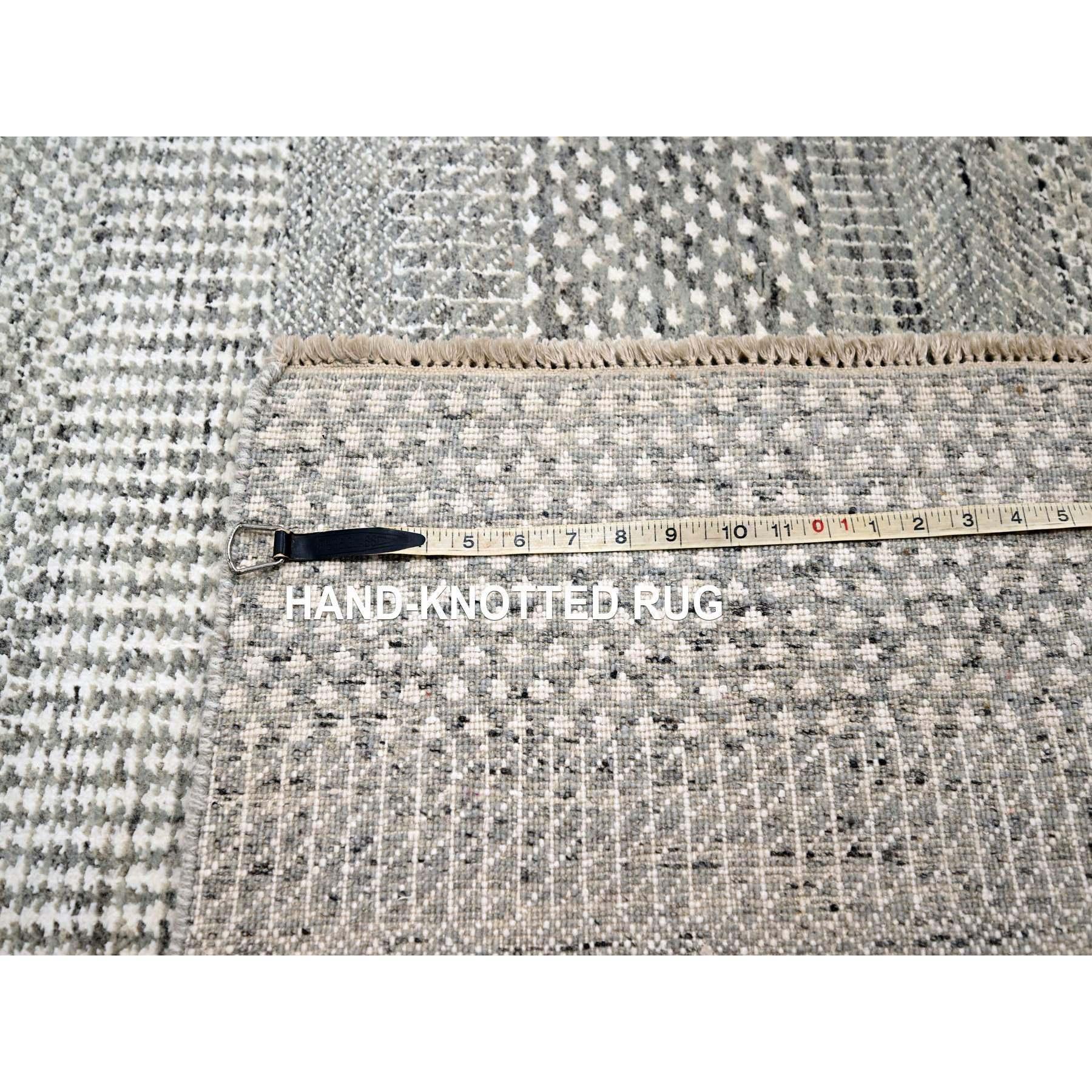 Alfombra de lana y seda anudada a mano con diseño moderno de hierba en gris pastel de 8'9 