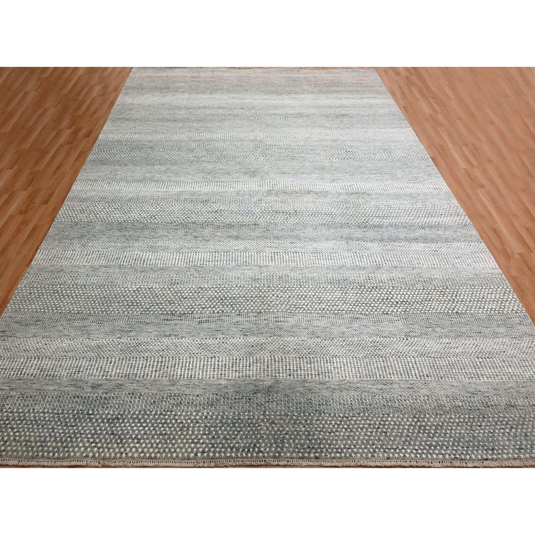 Gris pastel, Diseño moderno de hierba, Anudada a mano, Sin bordes, Lana y seda, Exuberante y afelpada, Tono sobre tono, Alfombra oriental
Materiales primarios: Lana y seda
Látex: Sin pelo 
altura: 0,25 Pulgadas
Estilo: Contemporáneo
Color principal: