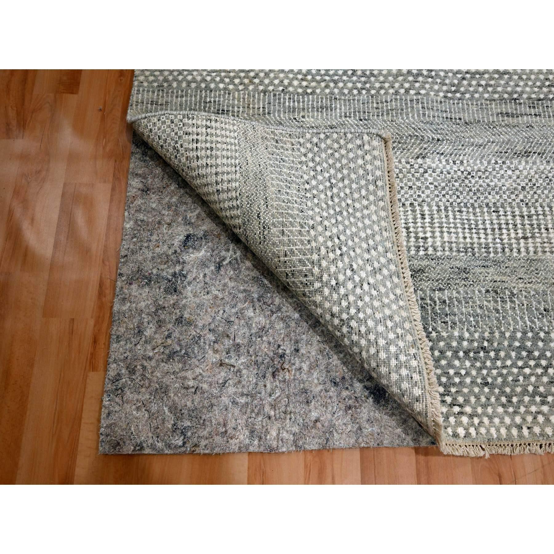 Alfombra de lana y seda anudada a mano con diseño moderno de hierba en gris pastel de 8'9 